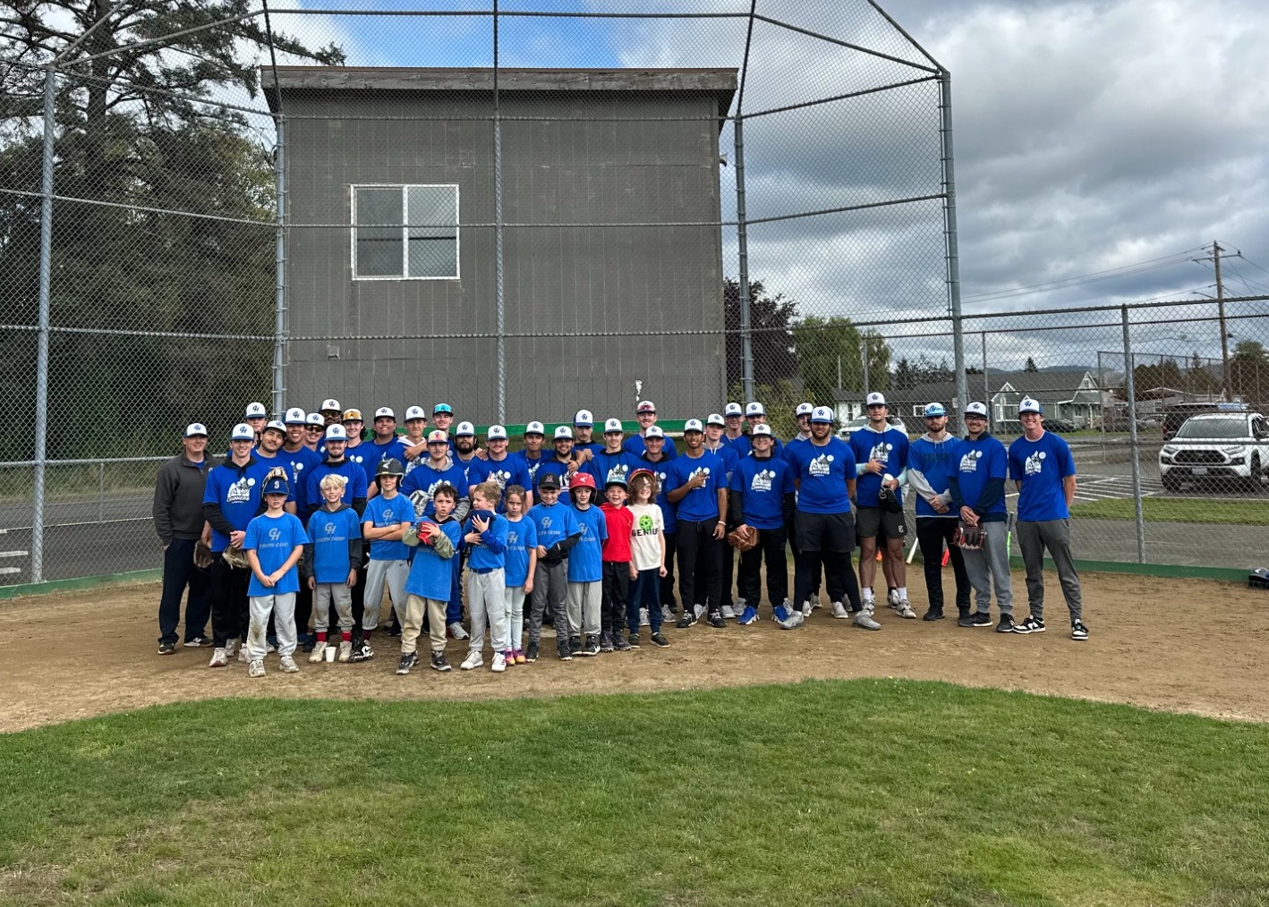 baseball teams with youth campers