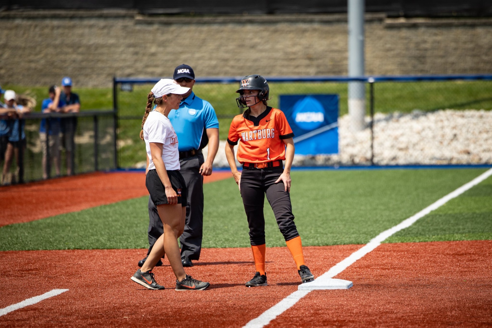 Softball splits Sunday, Mueller earns 150th career win Wartburg