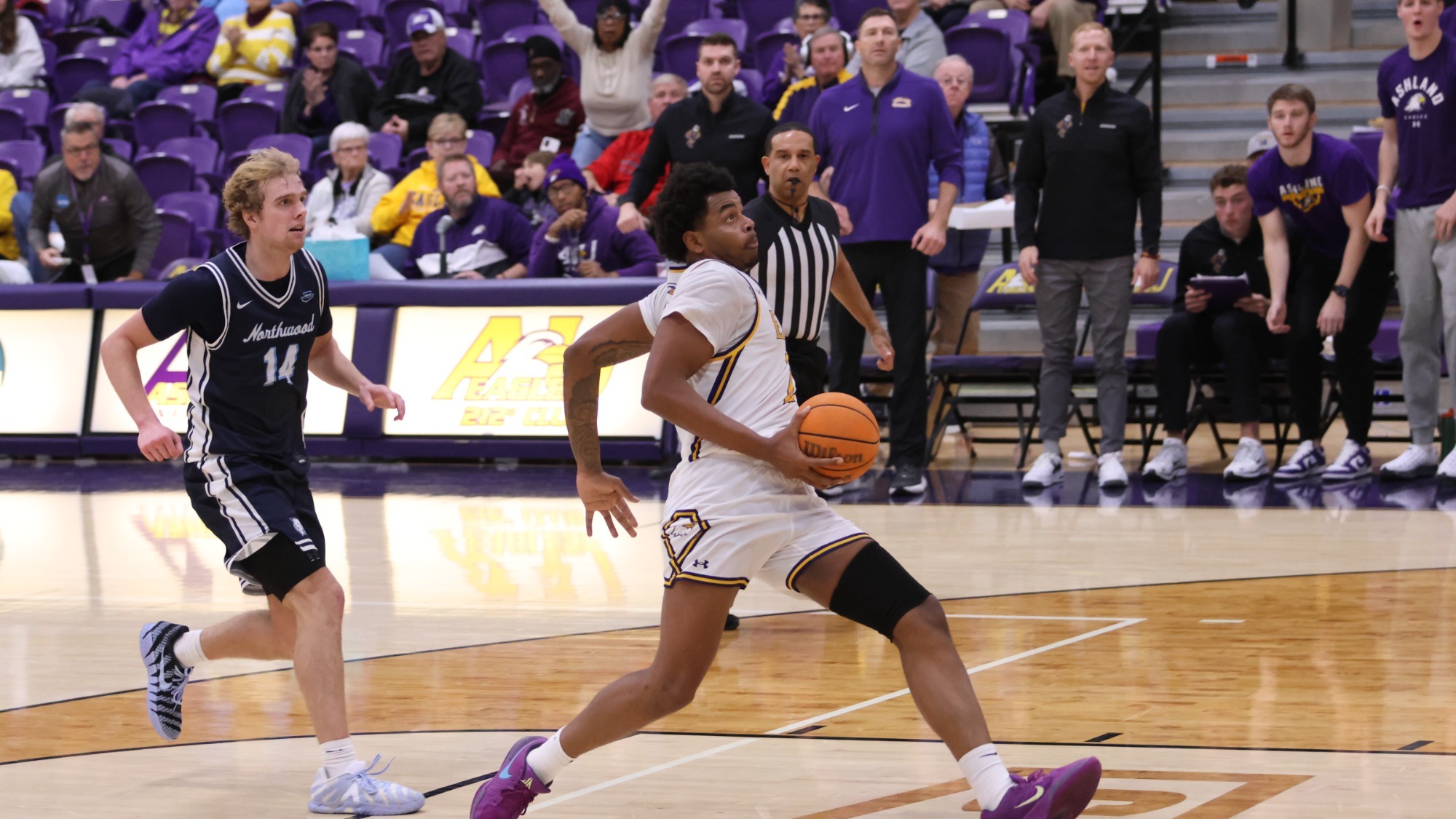 Maceo 2025-26 MBB home Northwood action shot