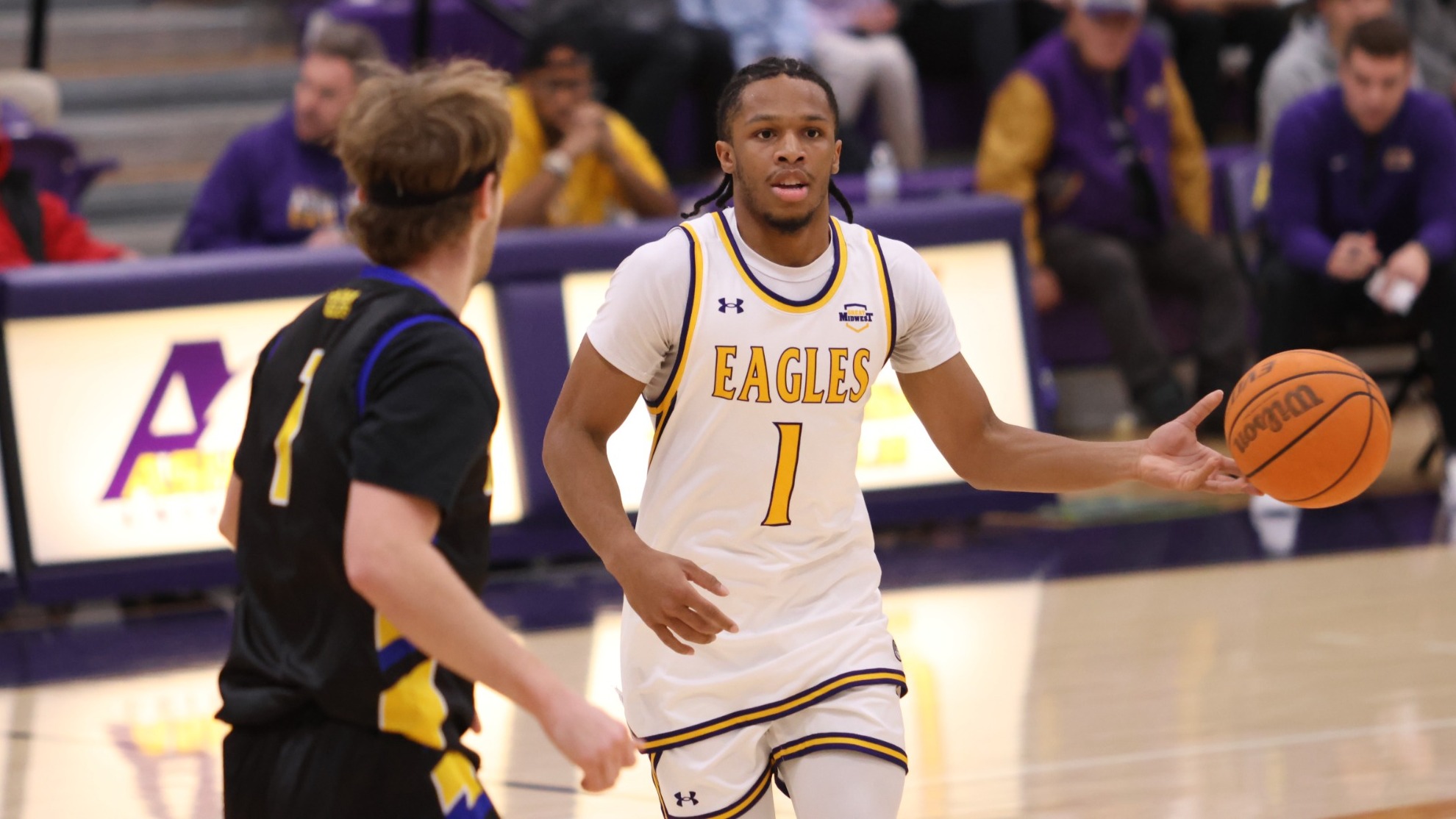 Henlon 2025-26 MBB home action shot