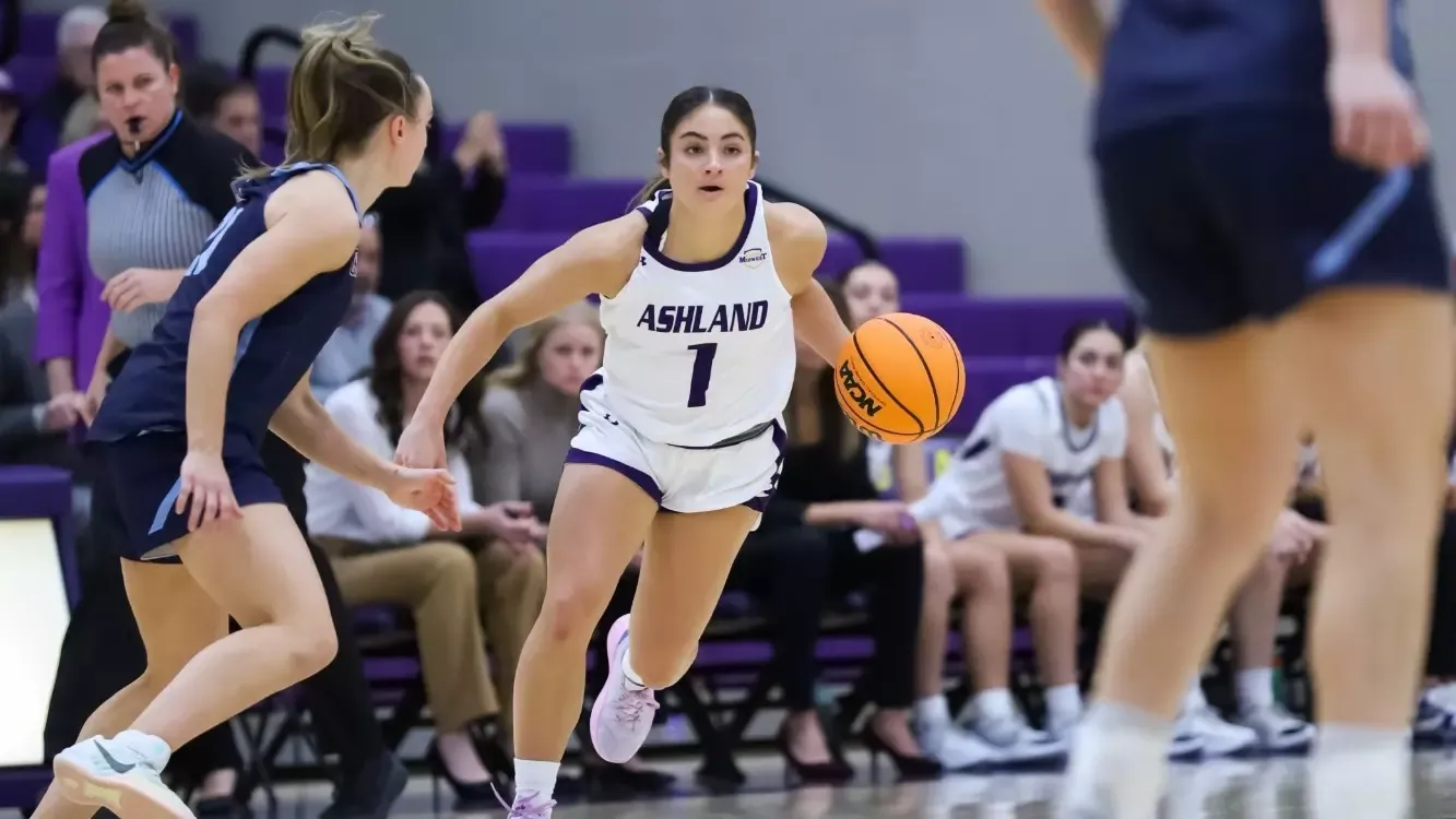 Mullet 2025-26 WBB home action shot