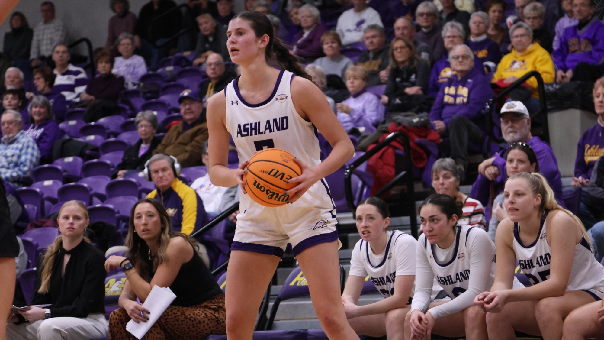 Harabedian 2025-26 WBB home action shot