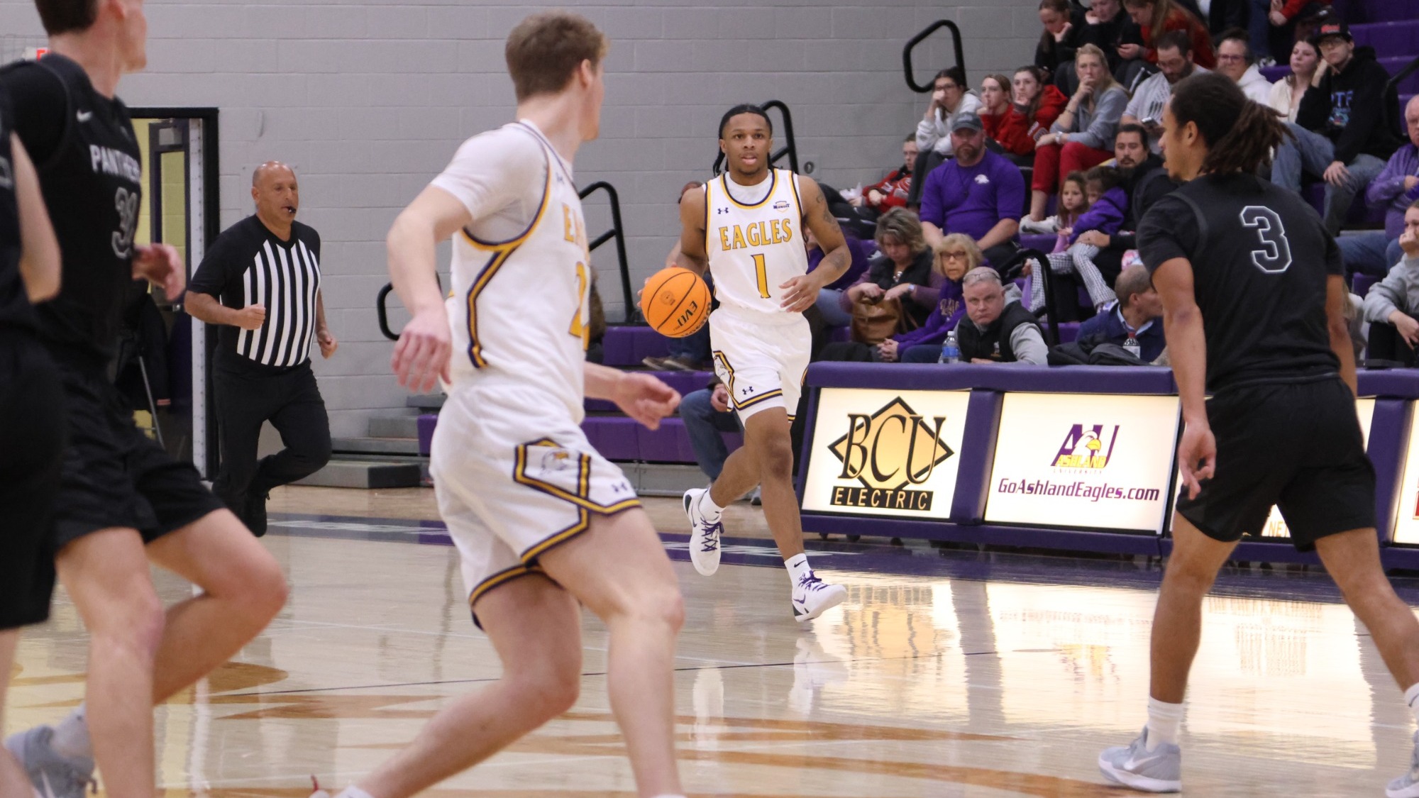 Henlon 2025-26 MBB action shot home