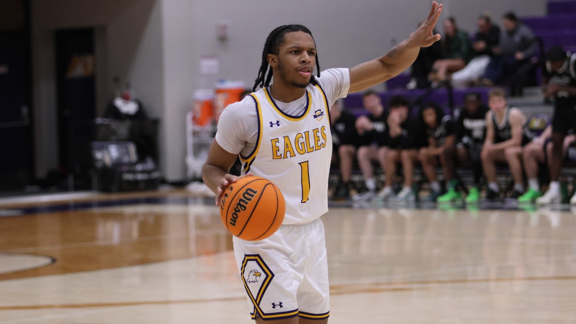 Henlon action shot 2025-26 MBB home