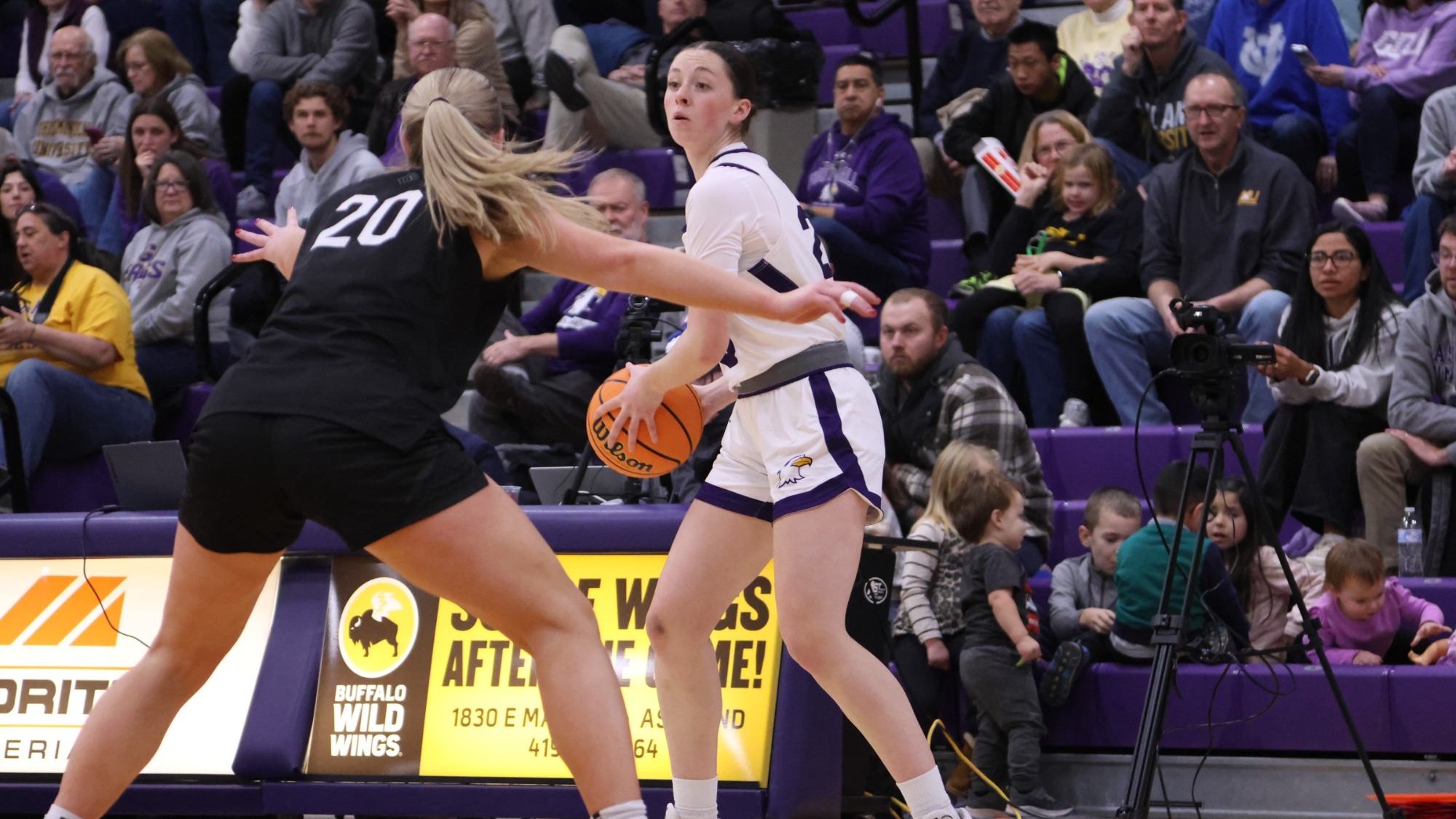 Thomas 2025-26 WBB action shot home