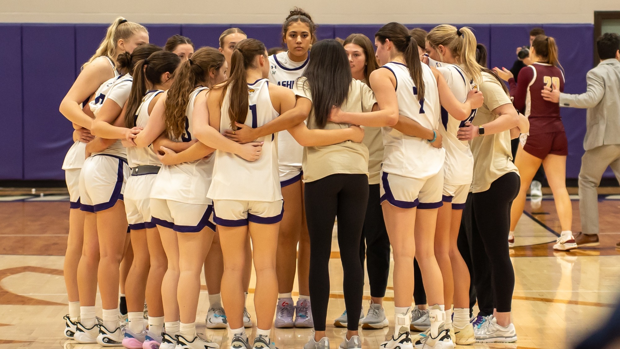 2025-26 WBB huddle shot