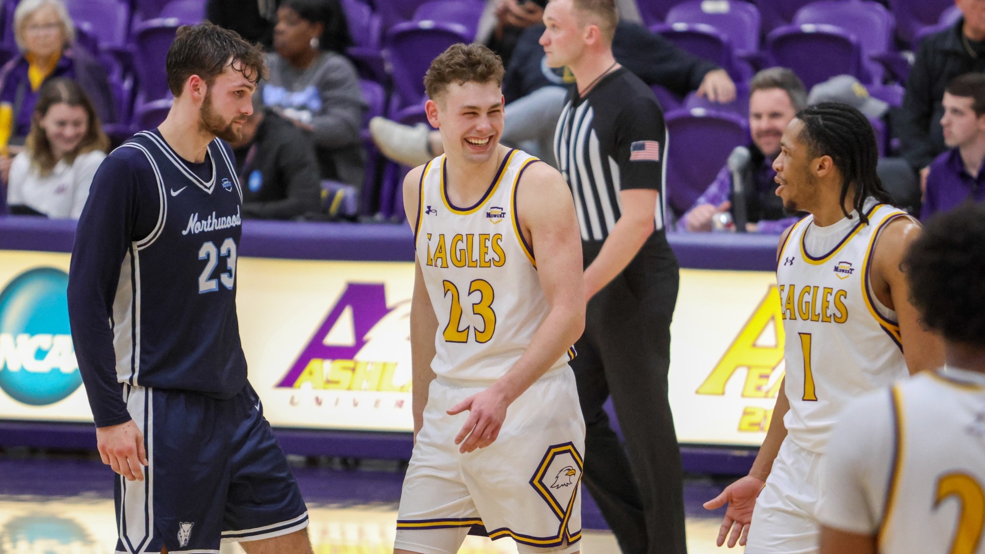 Davis home 2026 MBB G-MAC QF action shot