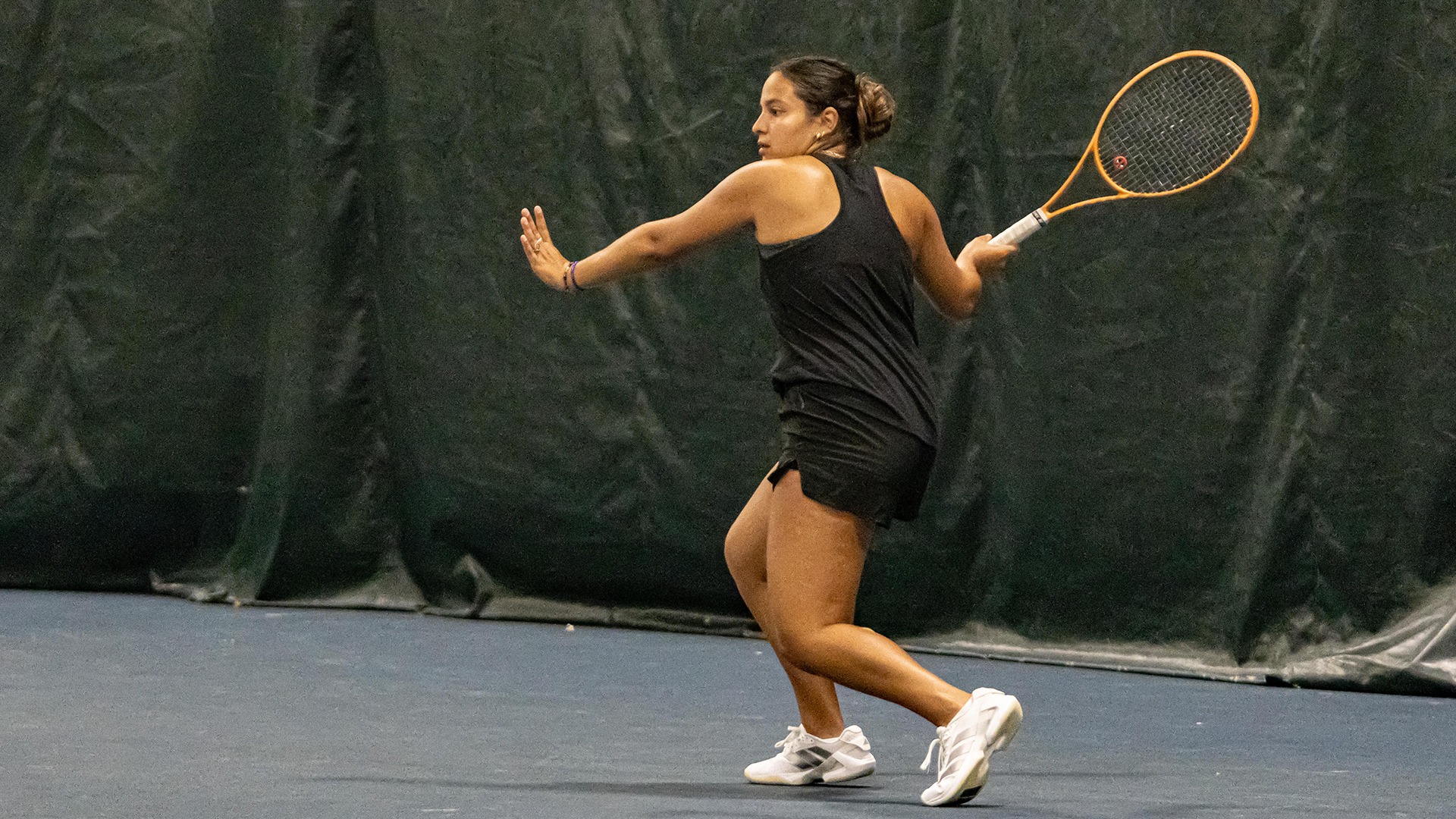 Sara Montano Parada hitting a forehand