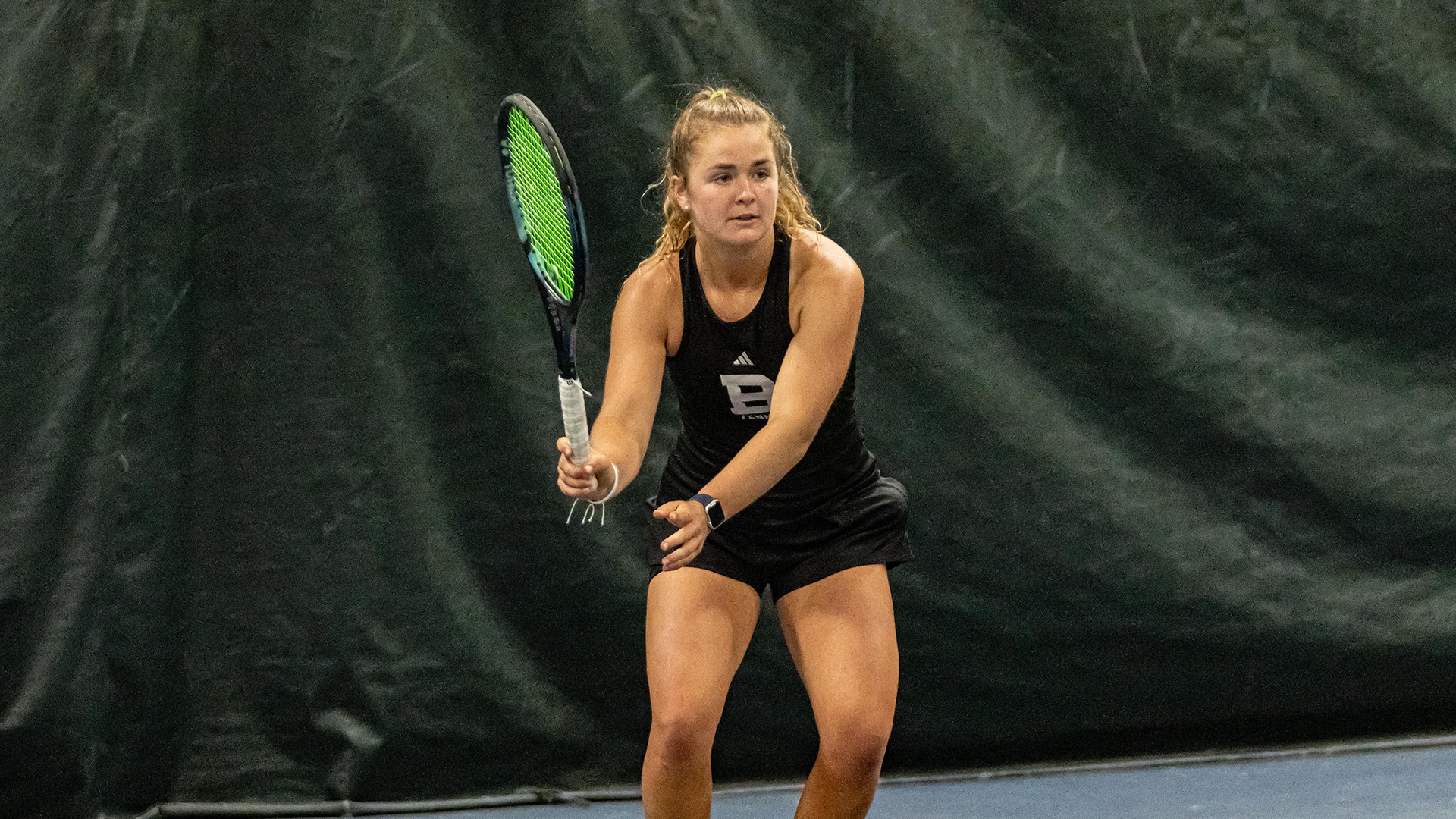 Kelly Barnes hitting a forehand