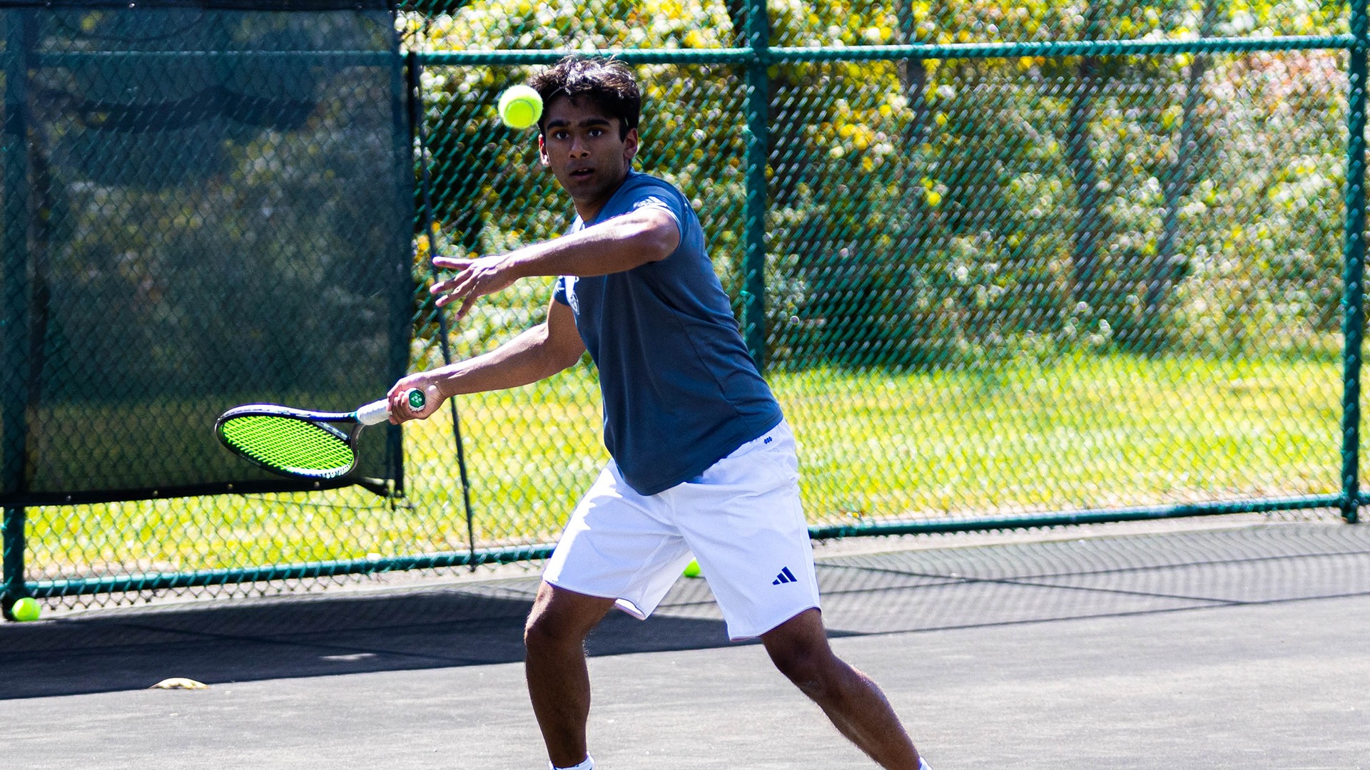 Arjun Pindiprolu hitting a forehand