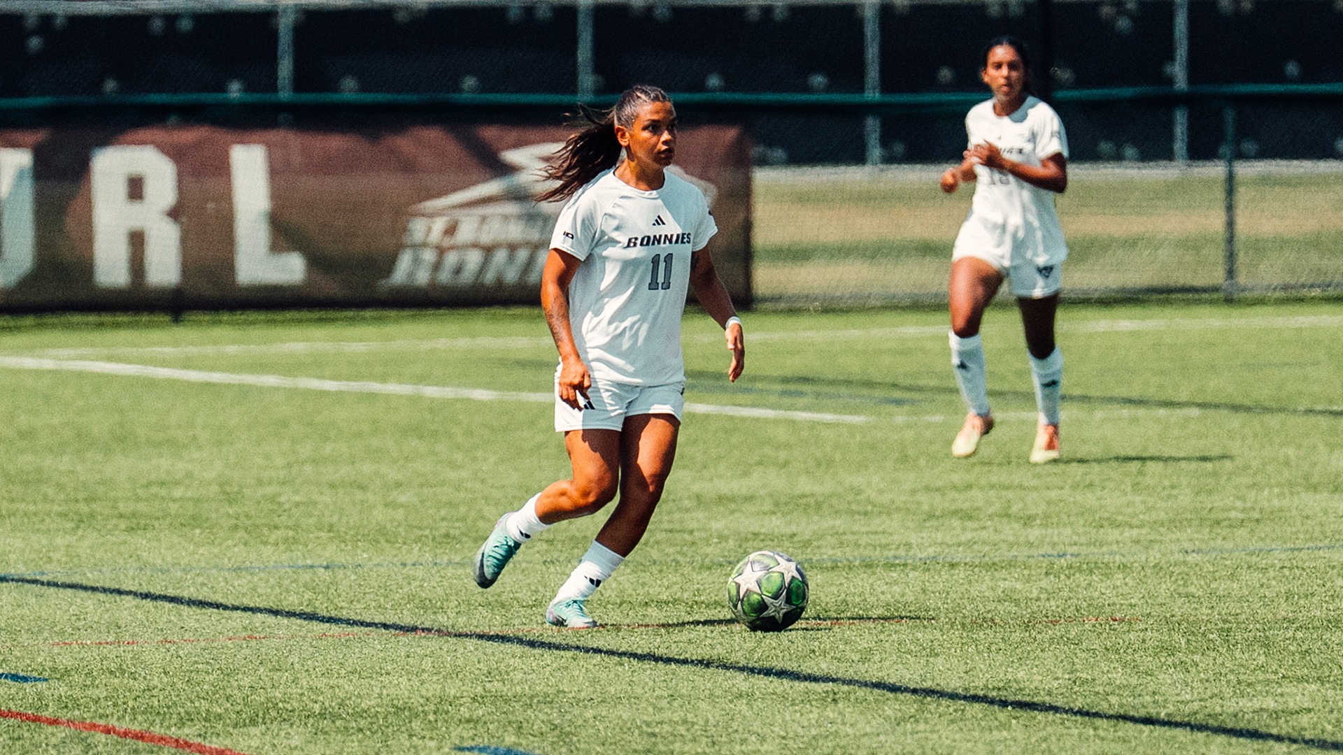 Daniela De Souza with the ball