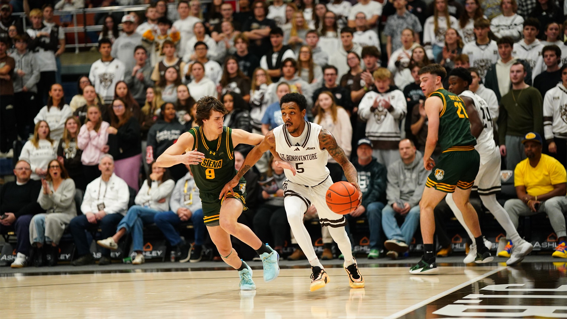 Dasonte Bowen driving the baseline