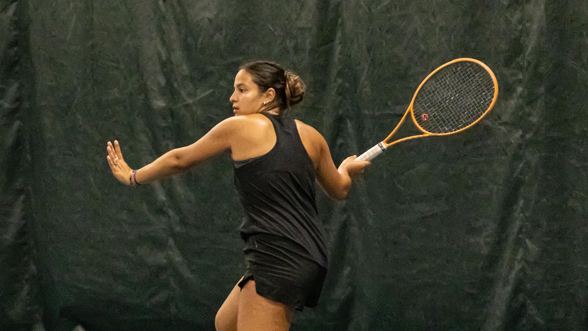 Sara Montano Parada hitting a forehand