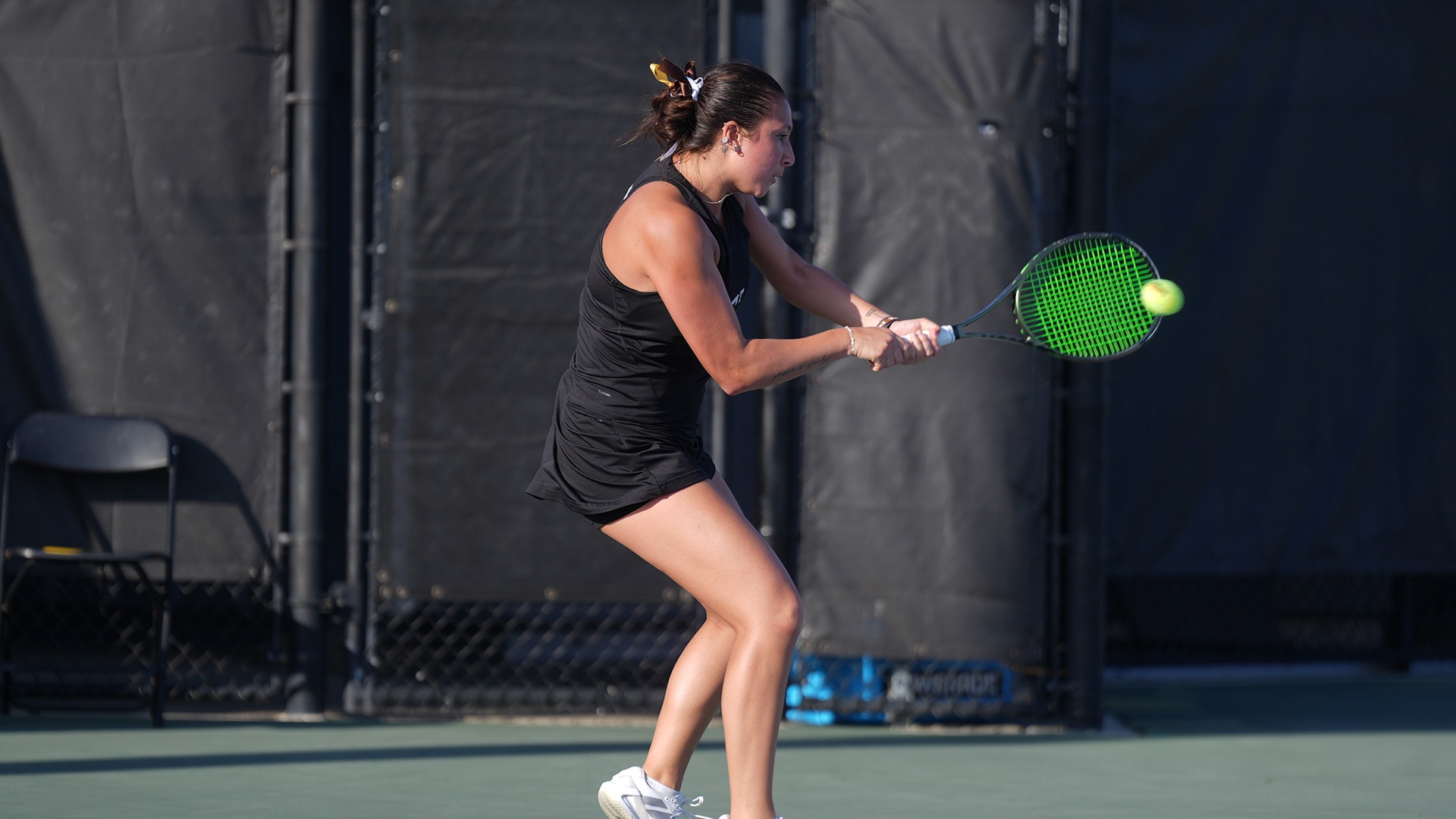 Gabriella Blumberg hitting a backhand