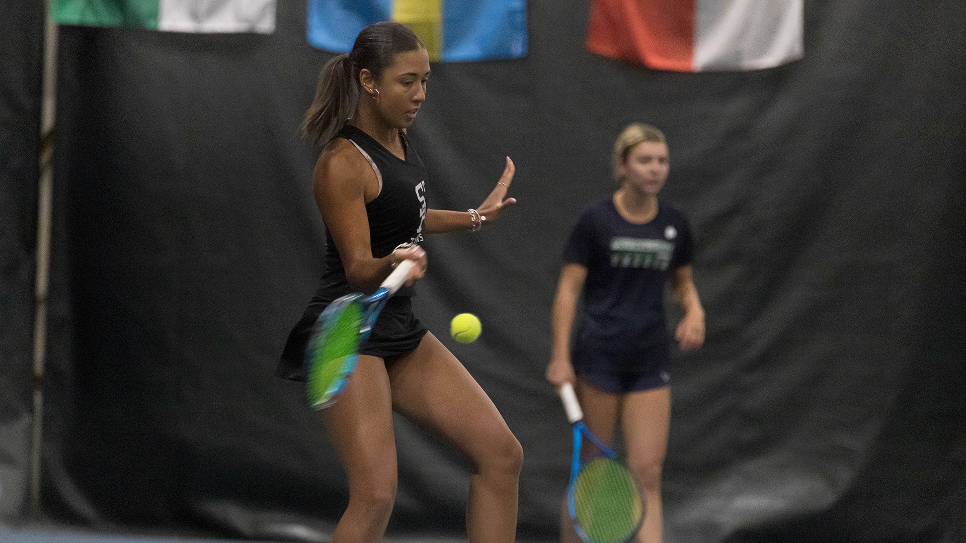 Sienna Smith hitting a forehand