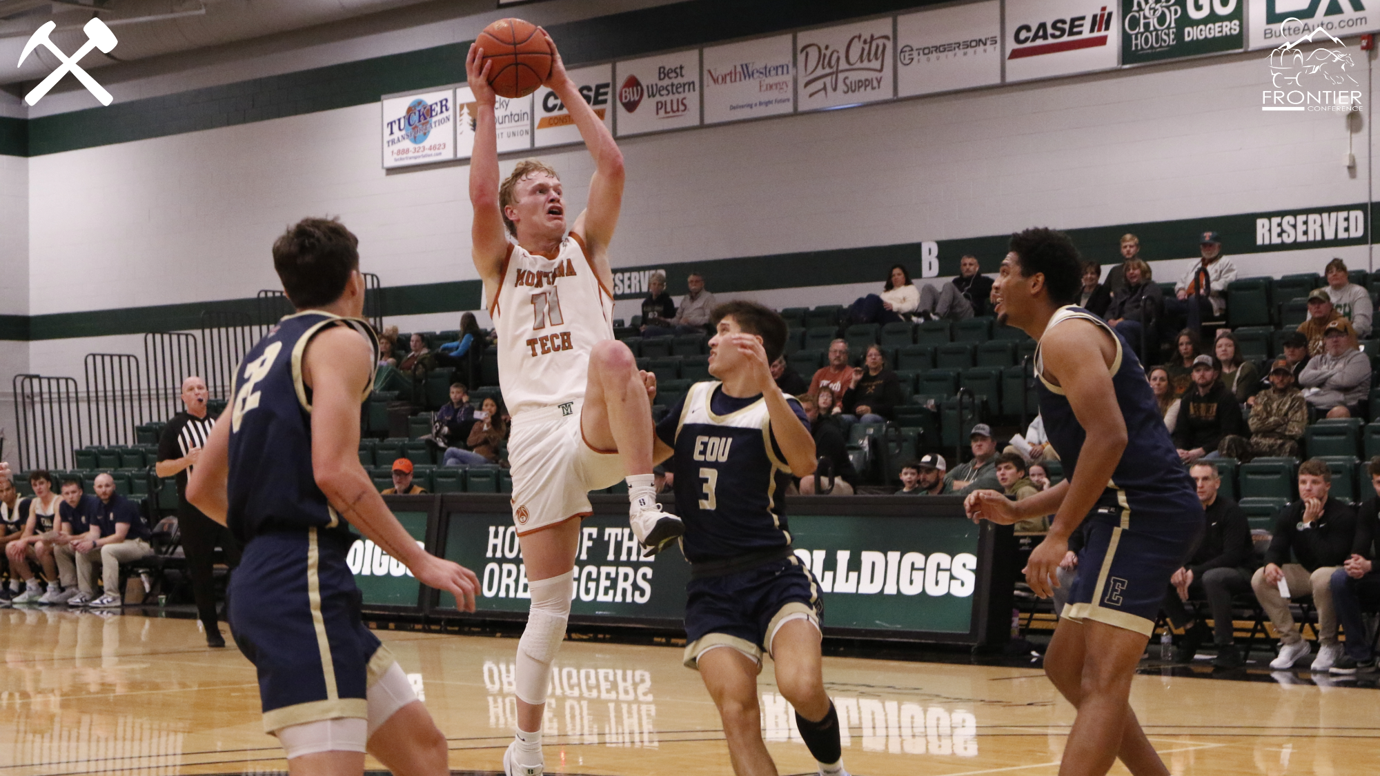 Hayden Diekhans shoots the basketball over defenders