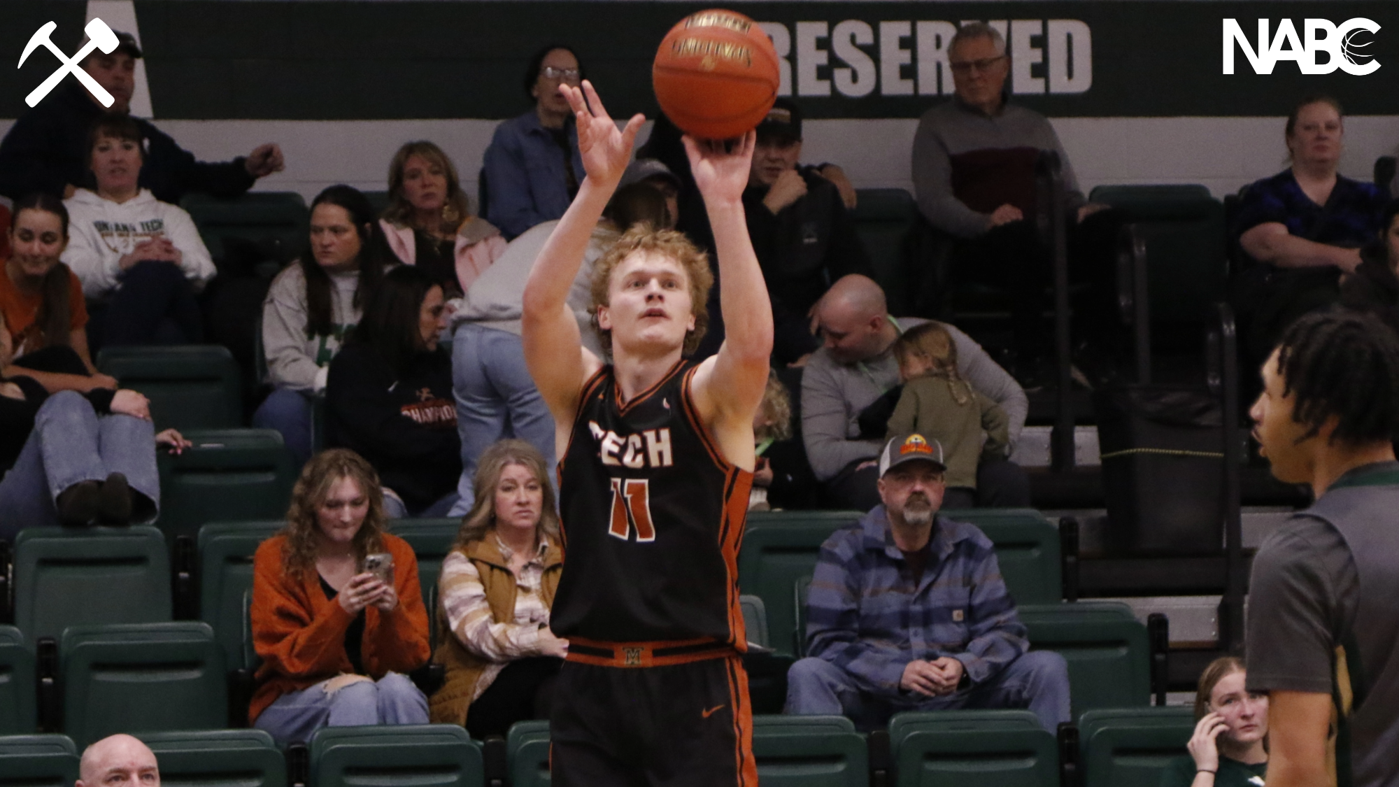 Hayden Diekhans shooting the basketball