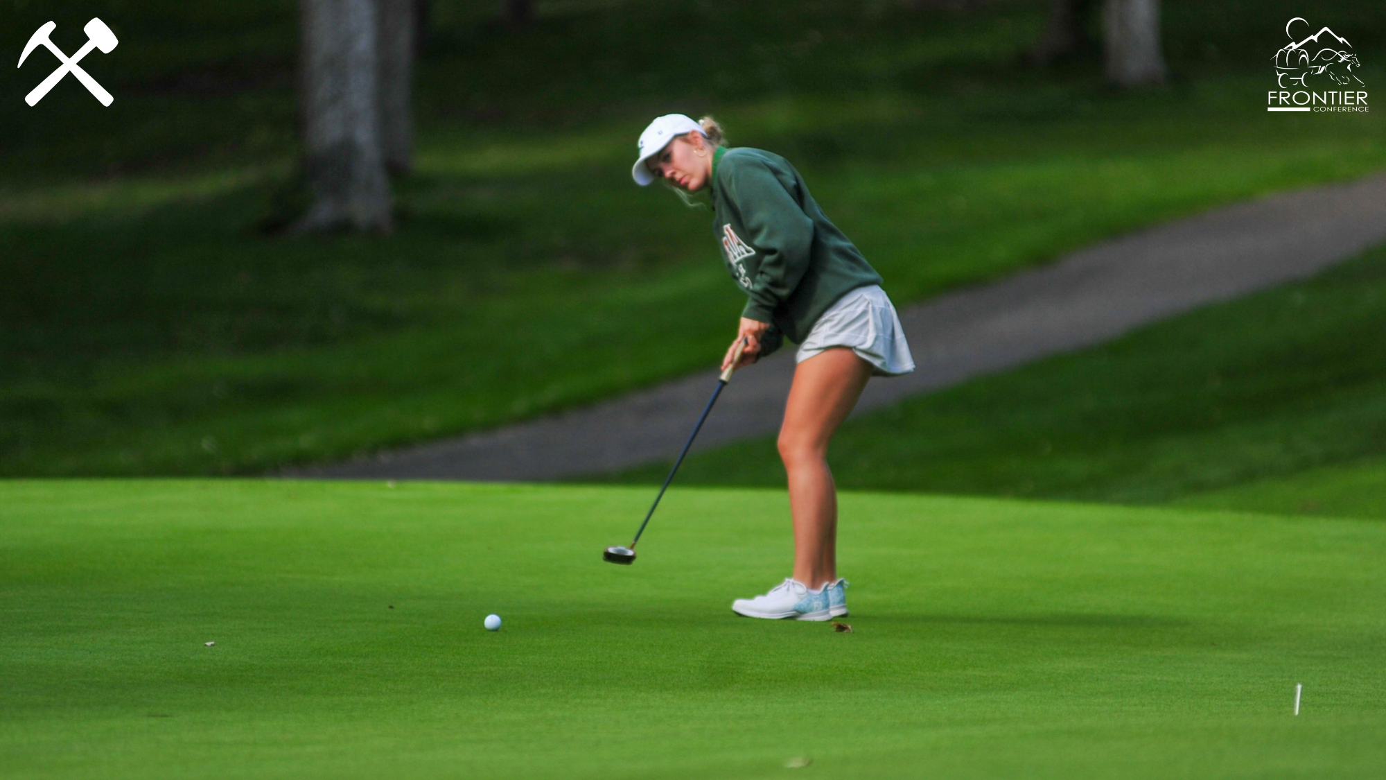 Casha Corder putts in a golf tournament