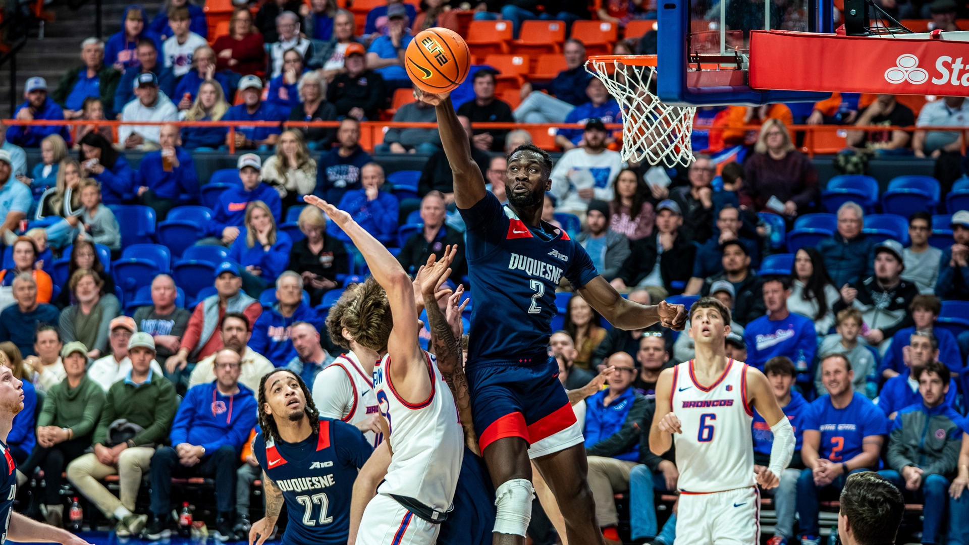 David Dixon blocks a shot in the first half at Boise State.