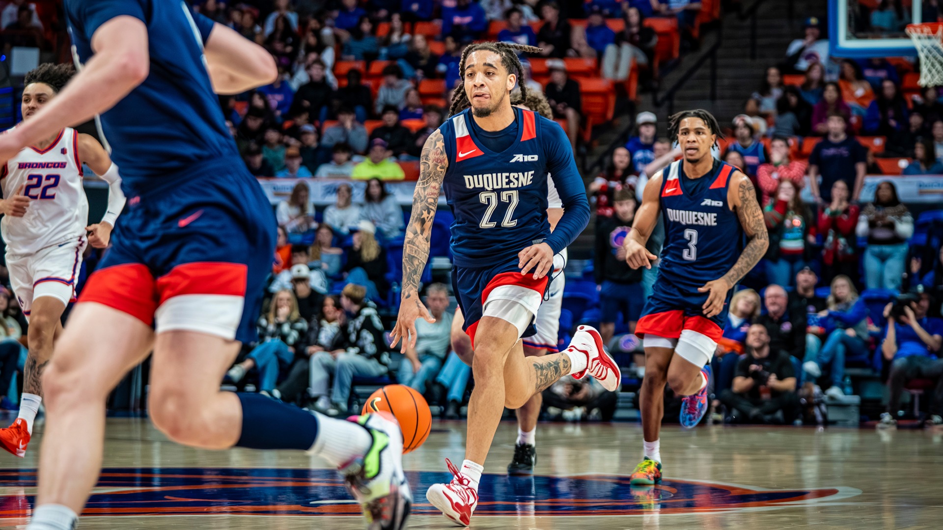 Maximus Edwards dribbles up court at Boise State.