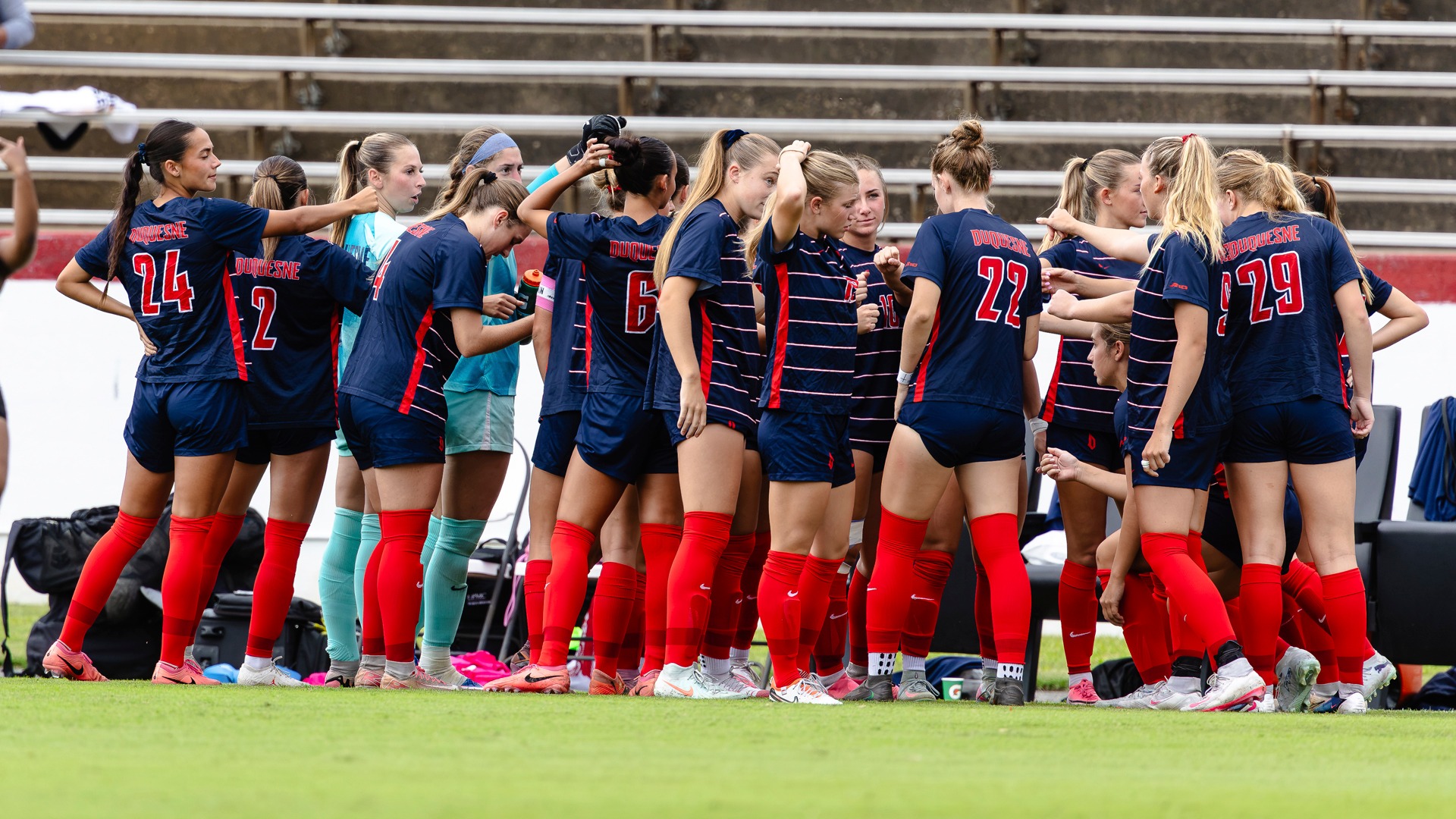 Duquesne team huddle pregame at VCU.