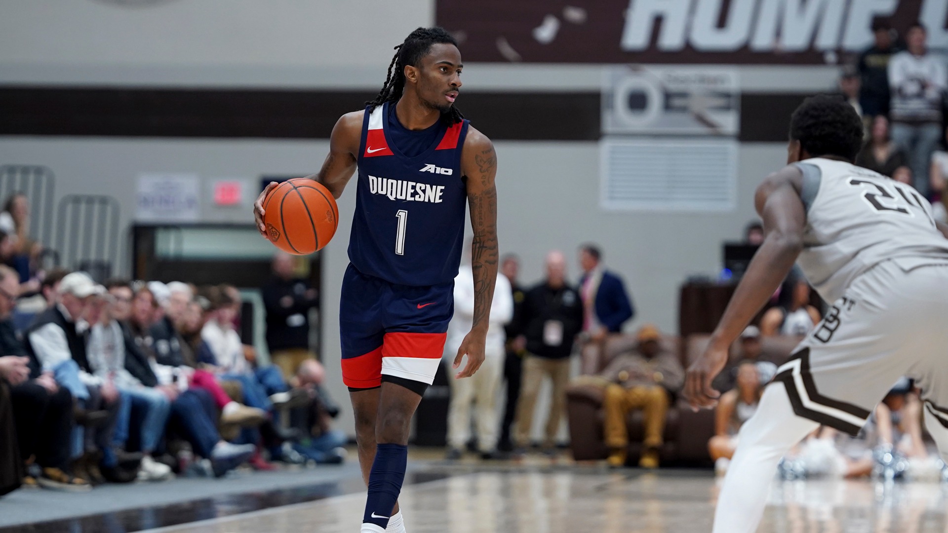 Tarence Guinyard looks for an opening at St. Bonaventure.