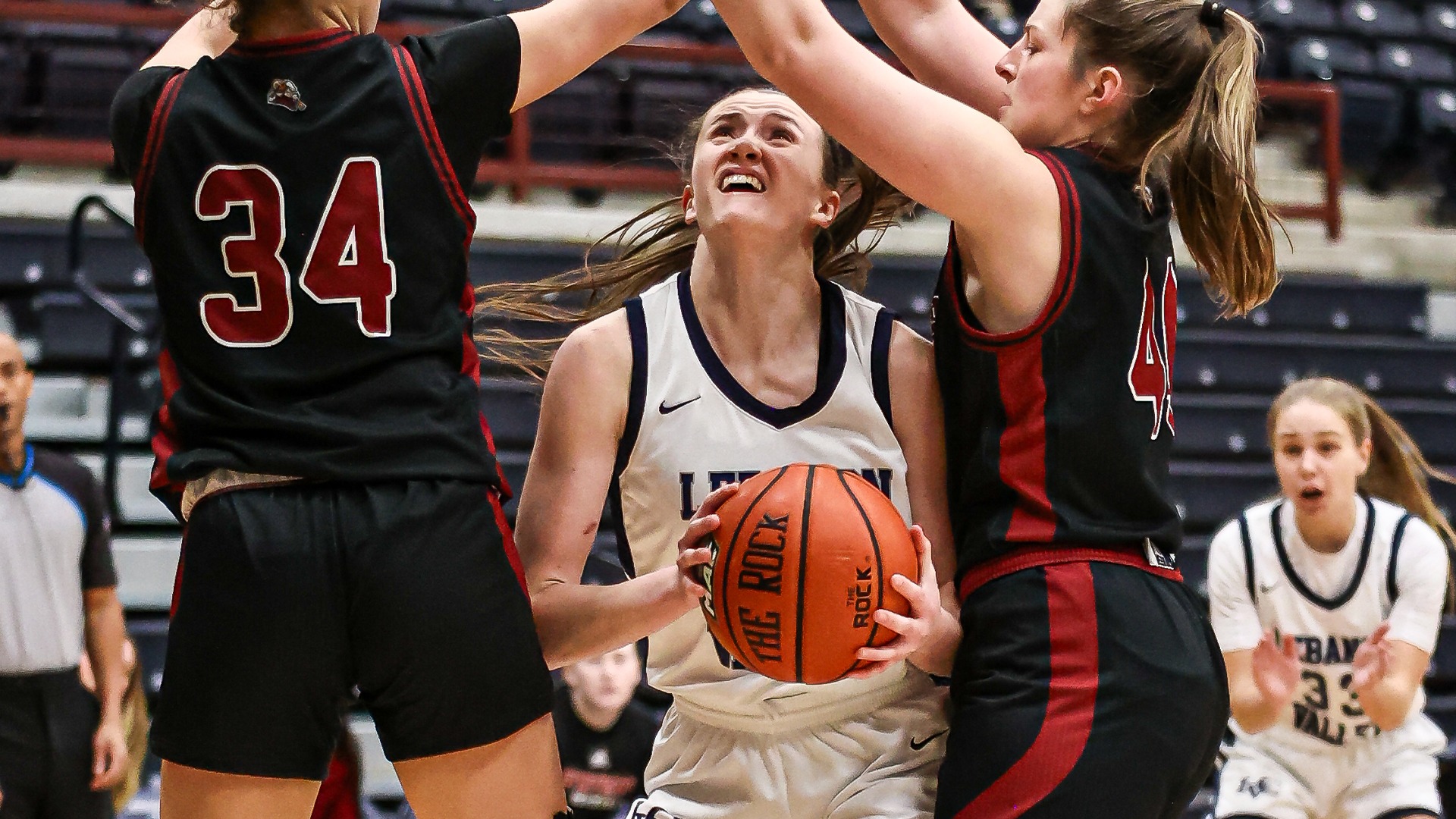 Brielle Reidinger fighting through defenders