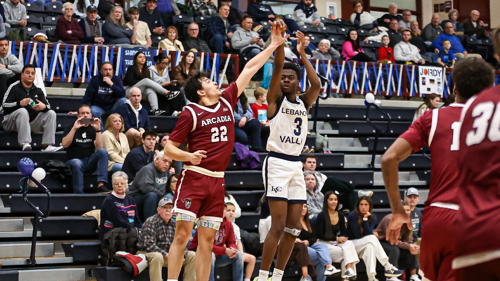 Jason Penn shooting a three