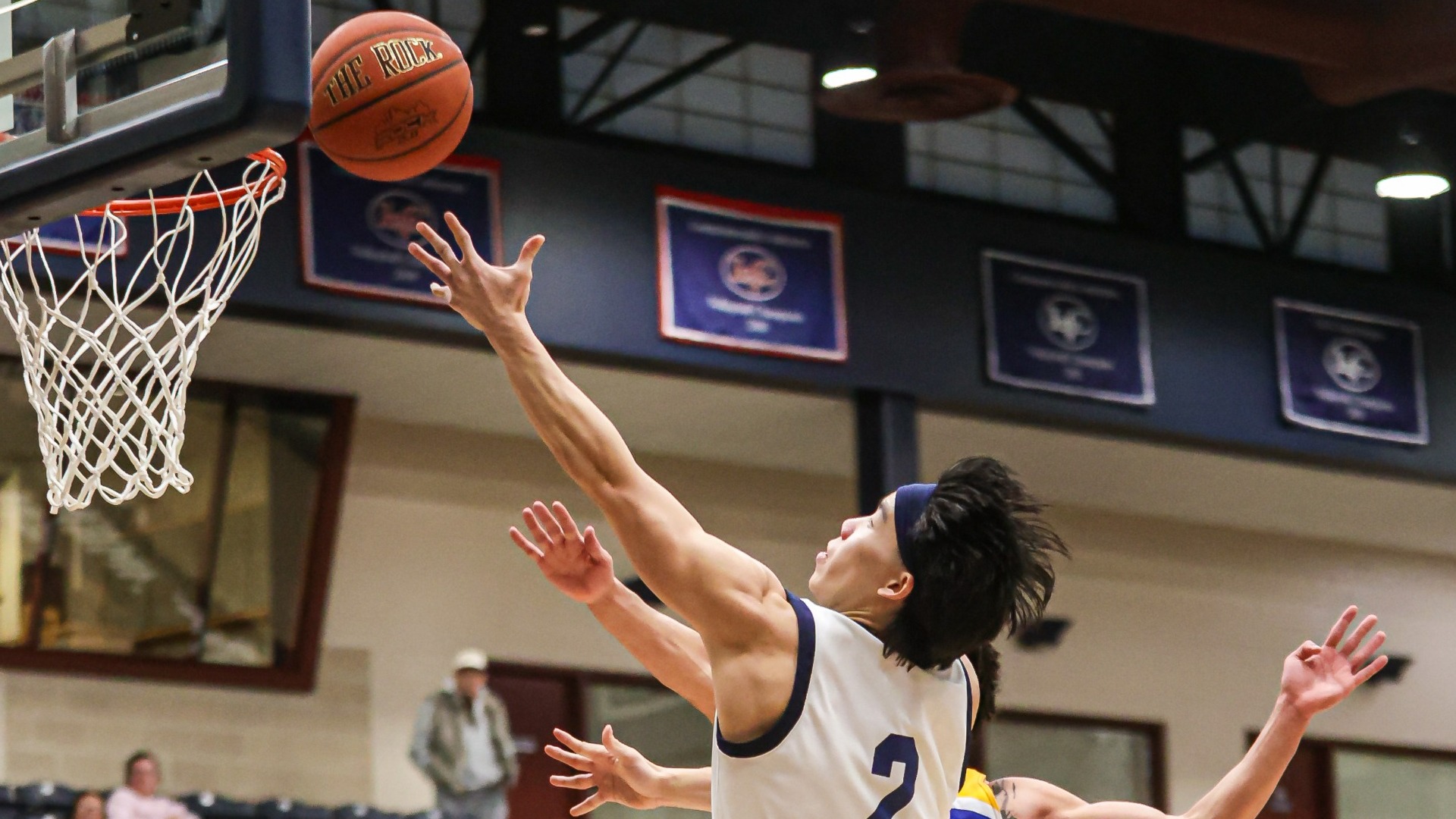 Kyle Tang putting ball off the backboard