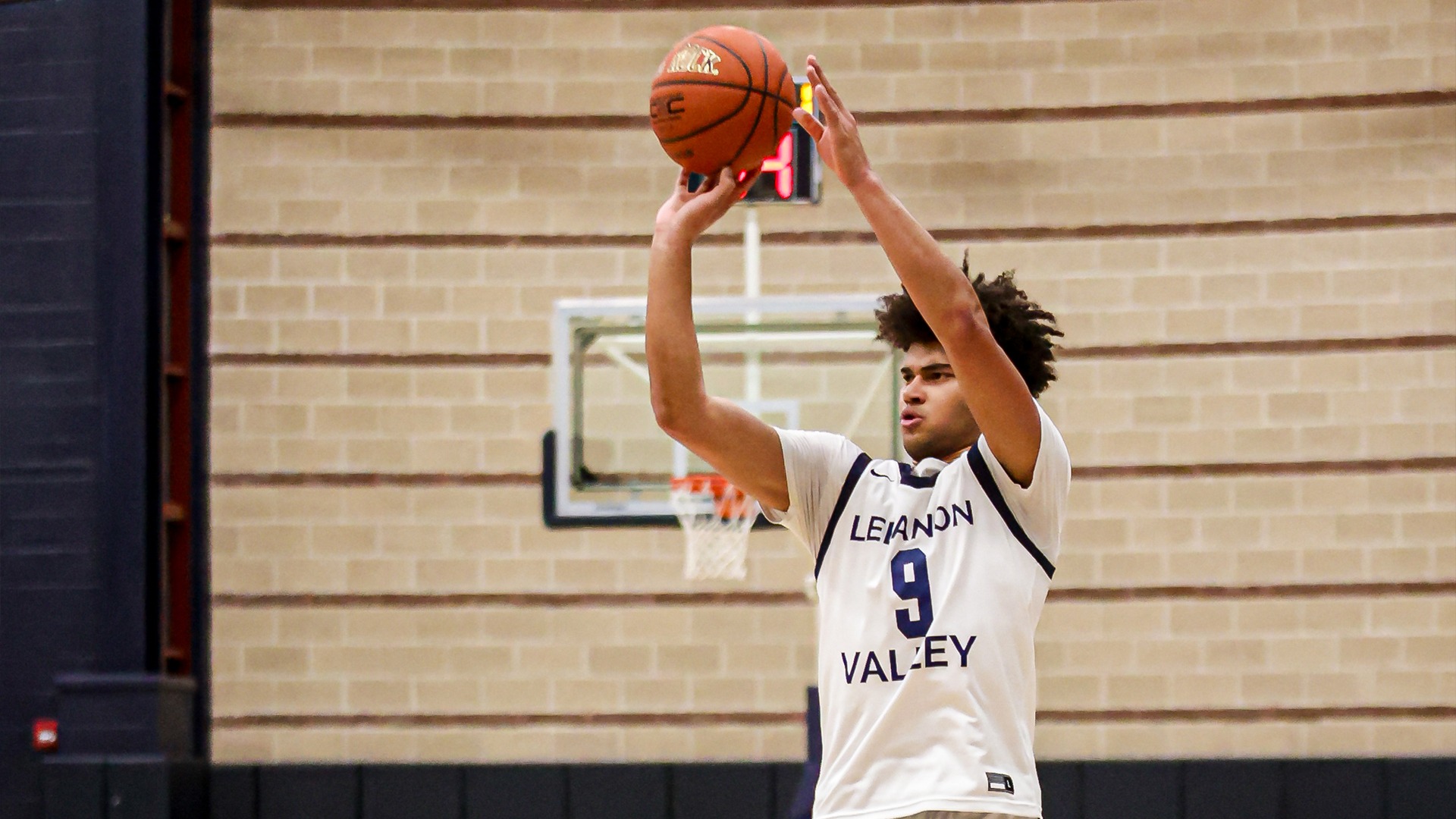 Giovanni Sejuste shooting three