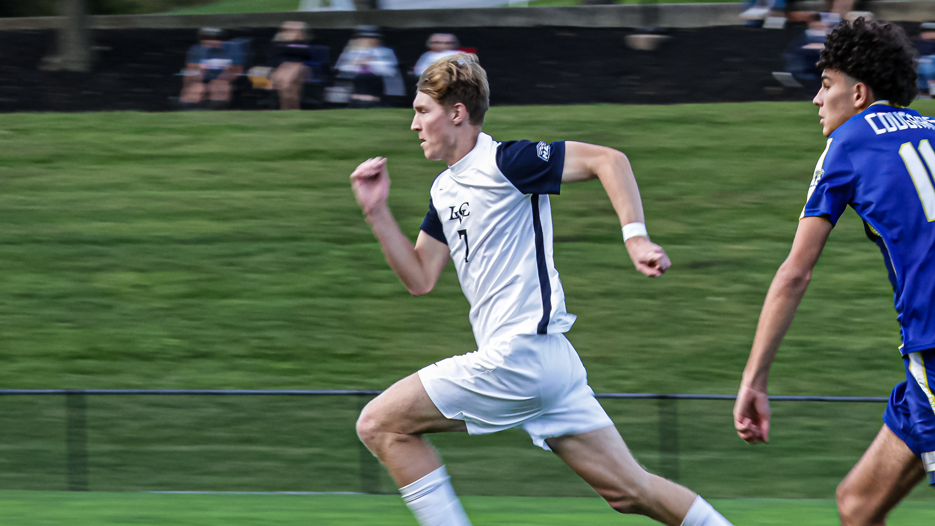 Gavin Rapp running toward the ball