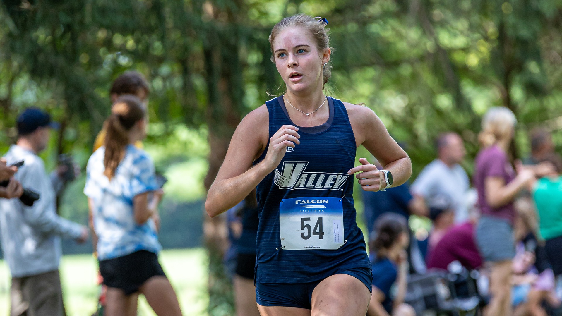 Charlee Kurtz running towards the finish