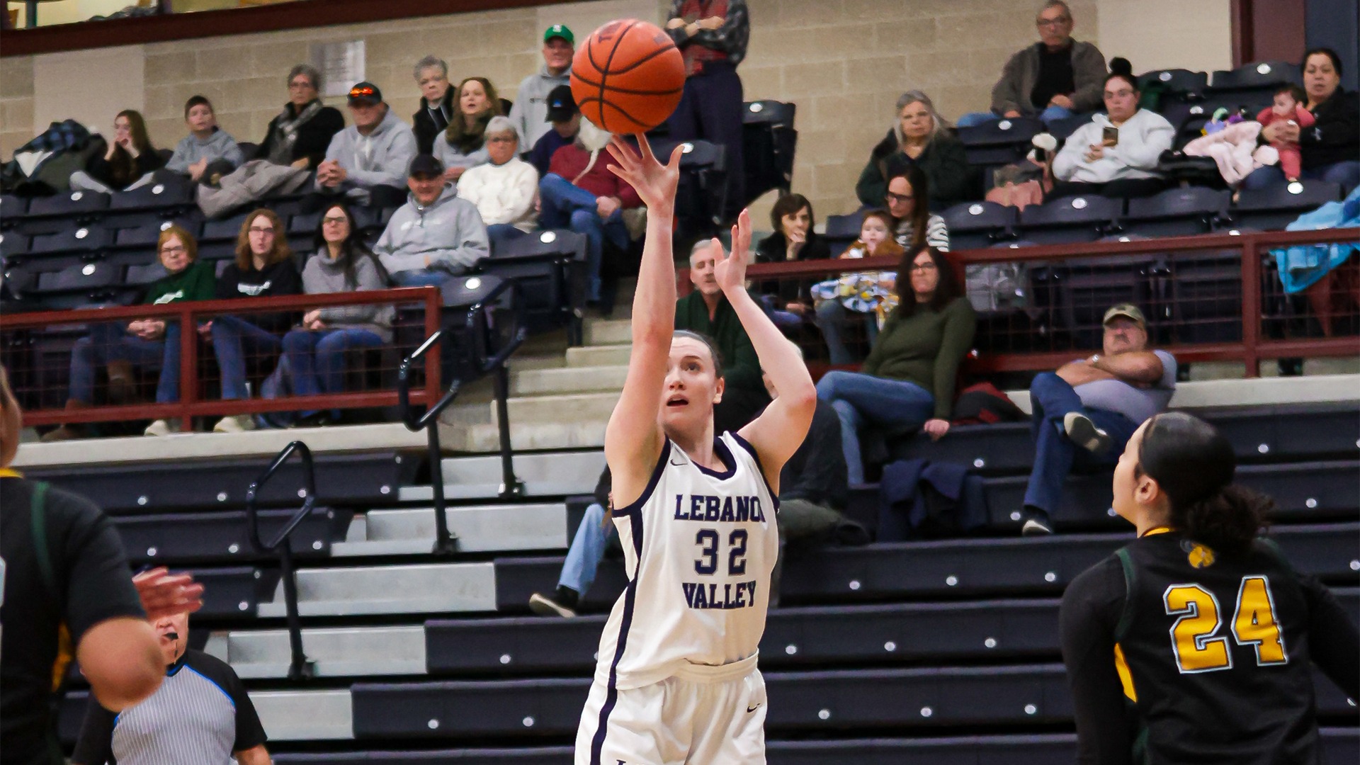 Brielle Reidinger shooting jumper