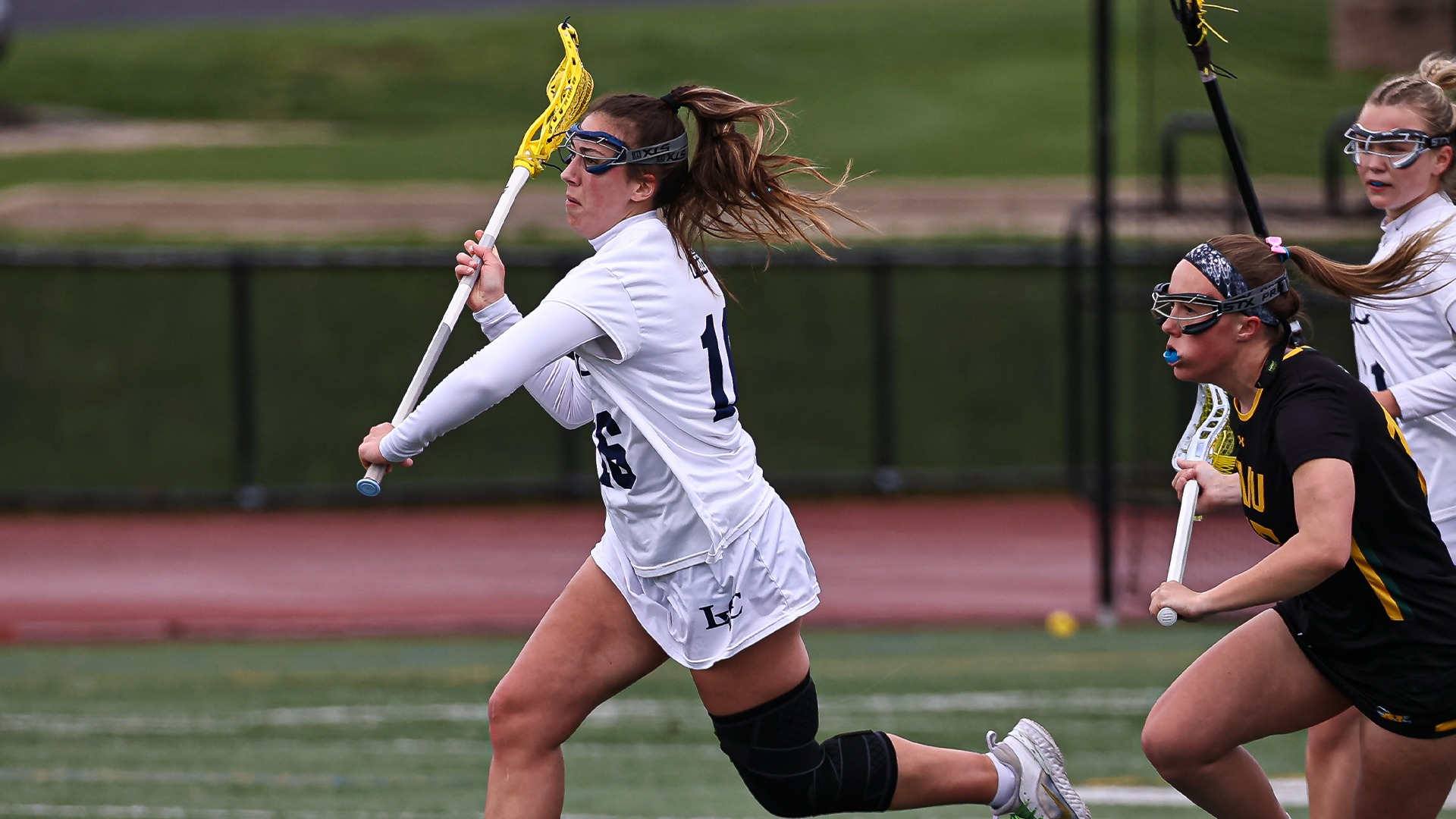 Kyla Hebert running away from defenders