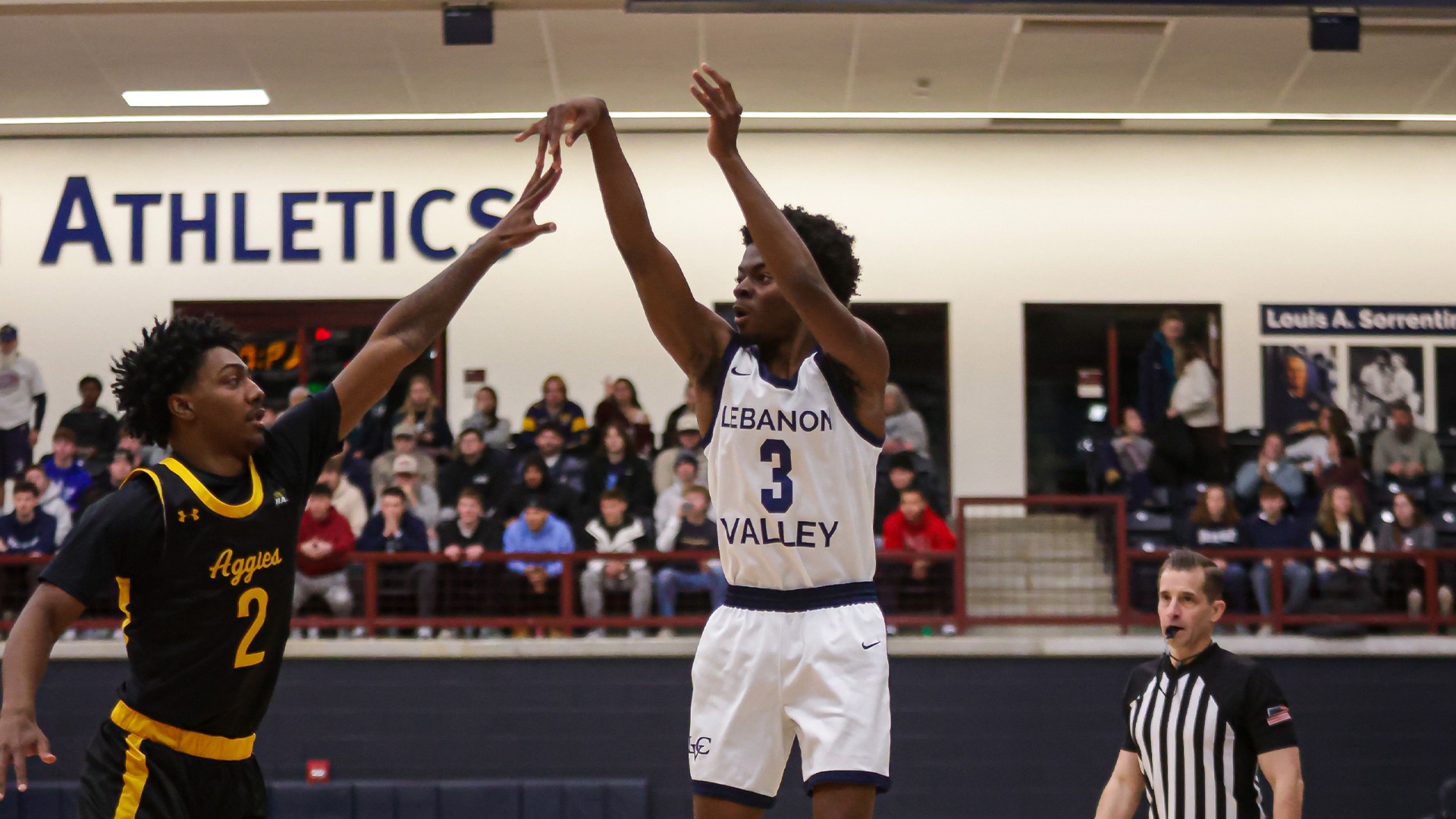 Jason Penn making three-pointer