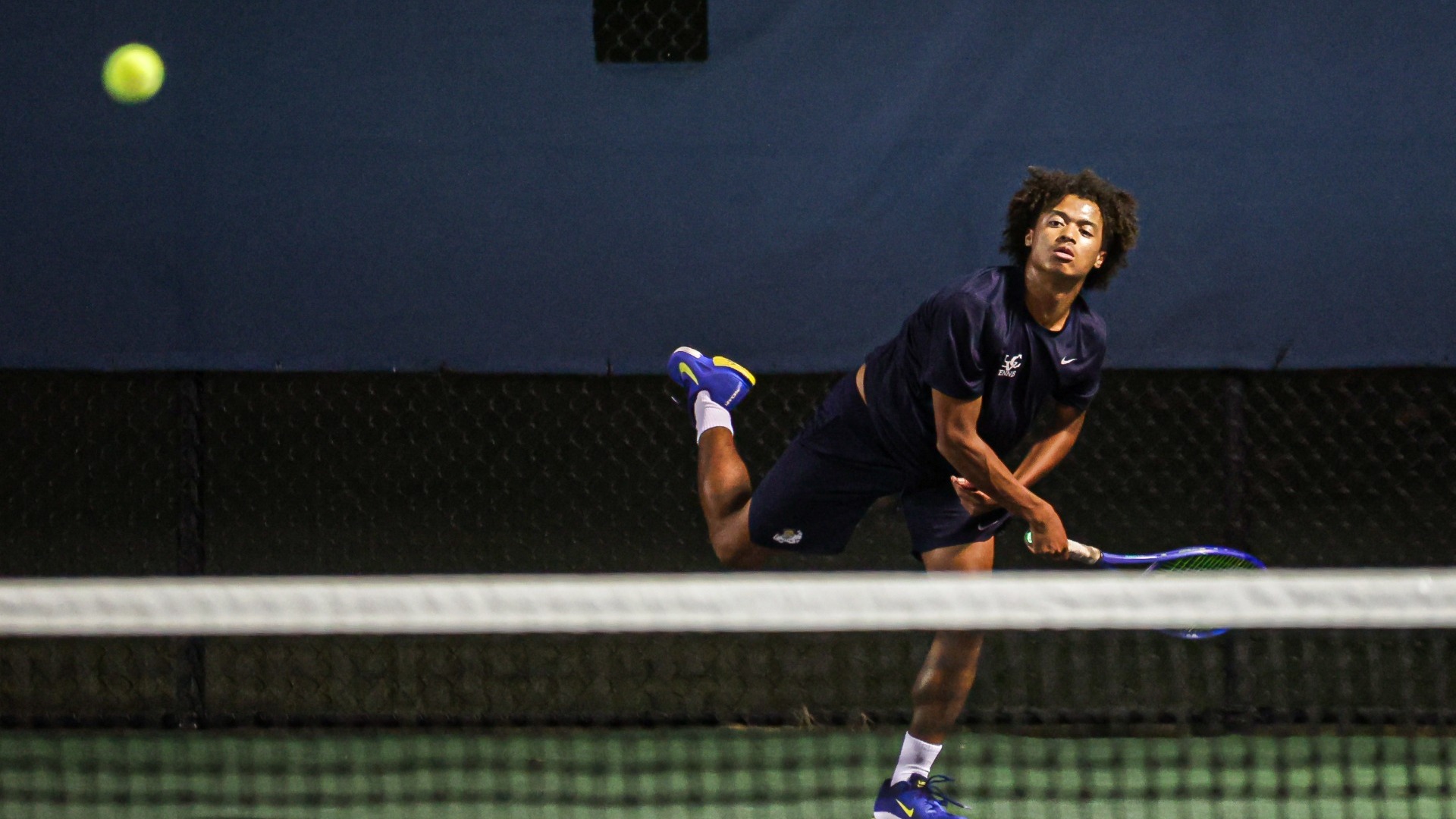 Vincent Thompson hitting forehand serve