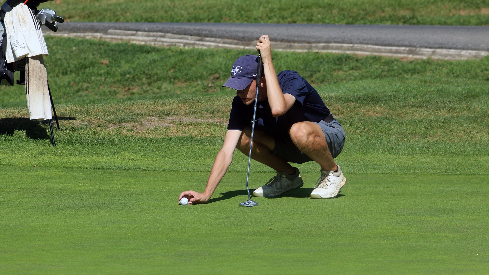 Brayden Herr lining up putt