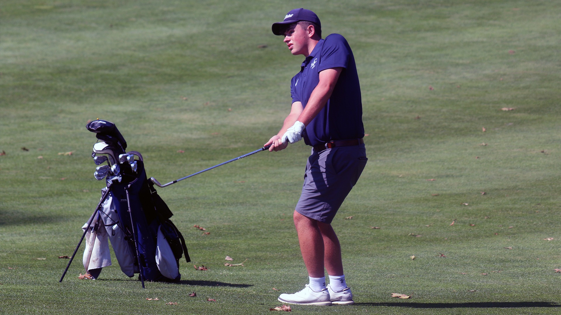 Brady Keath chipping onto green