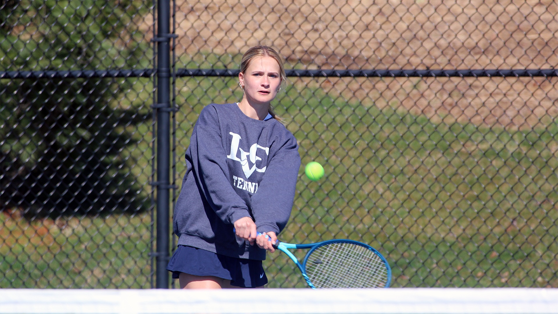 Gigi Guay hitting return ball