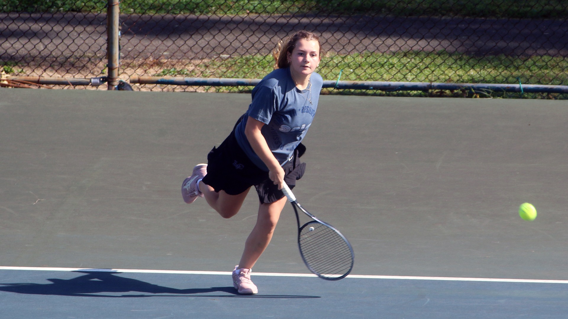 Laken Kelly hitting forehand