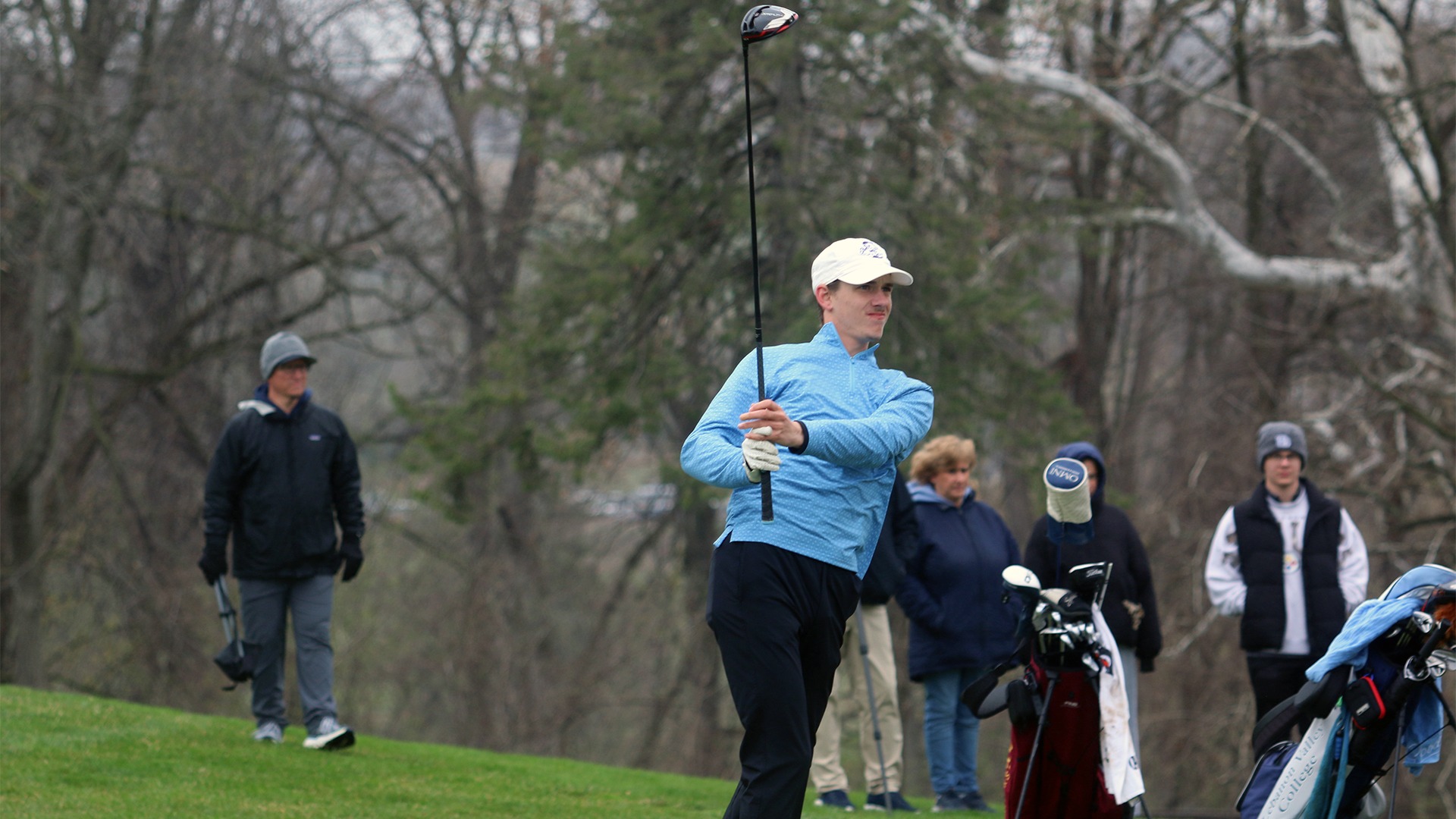 Brayden Herr watching tee shot