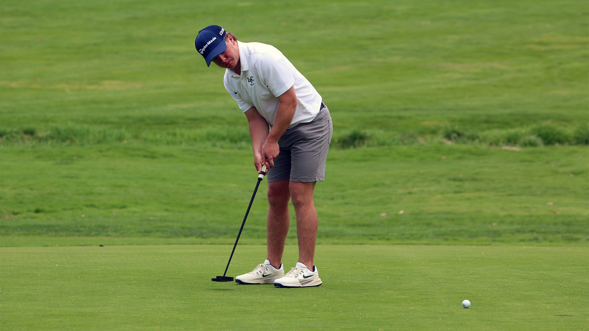 Max Fisher sinking a putt