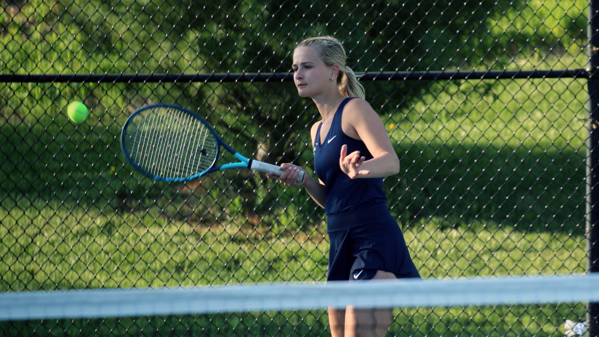 Gigi Guay hitting return ball