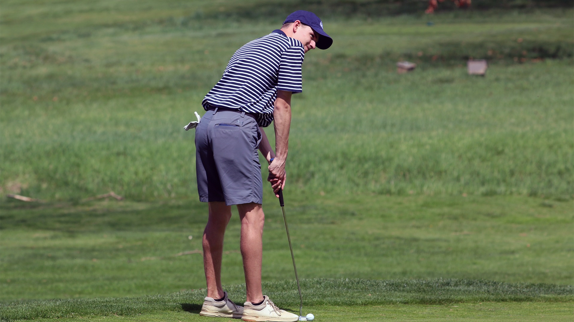 Brayden Herr lining up putt