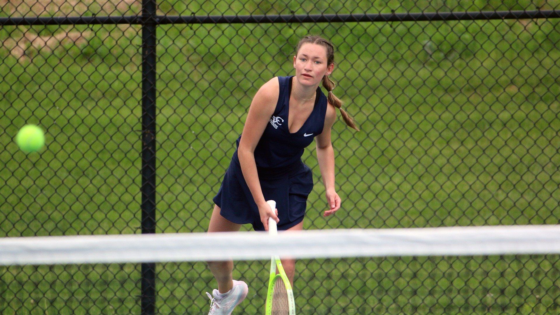 Megan Martin watching service ace