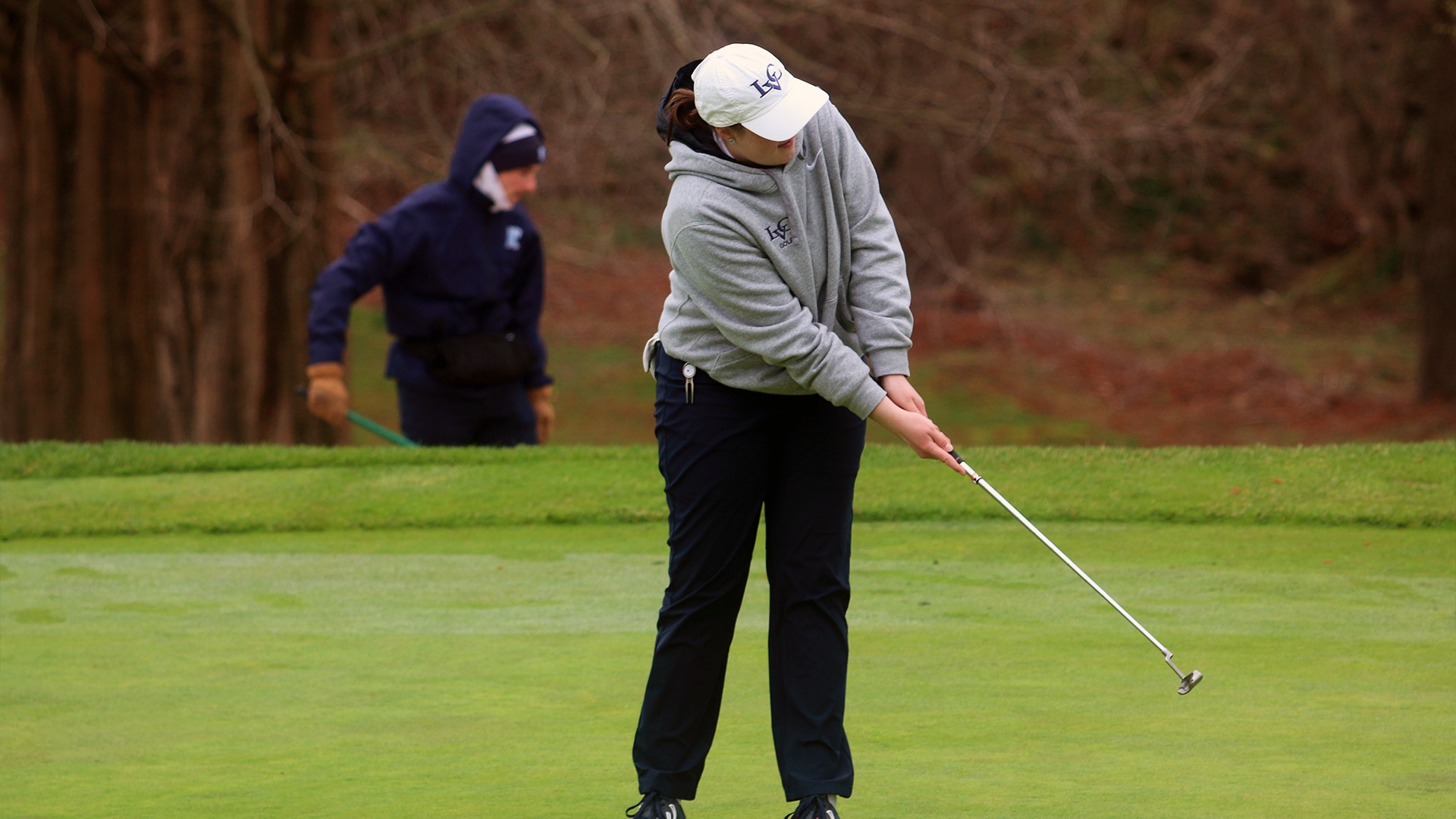 Alexa Pridham watching putt