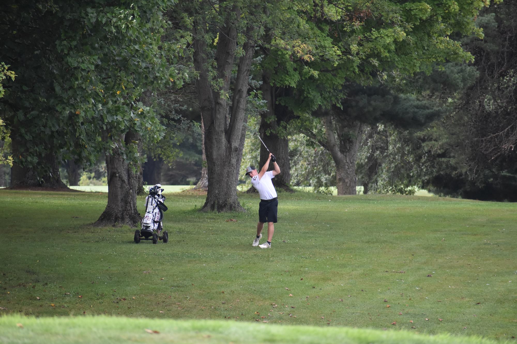 Earlham finishes in 17th place after round one, Schade leading Quakers