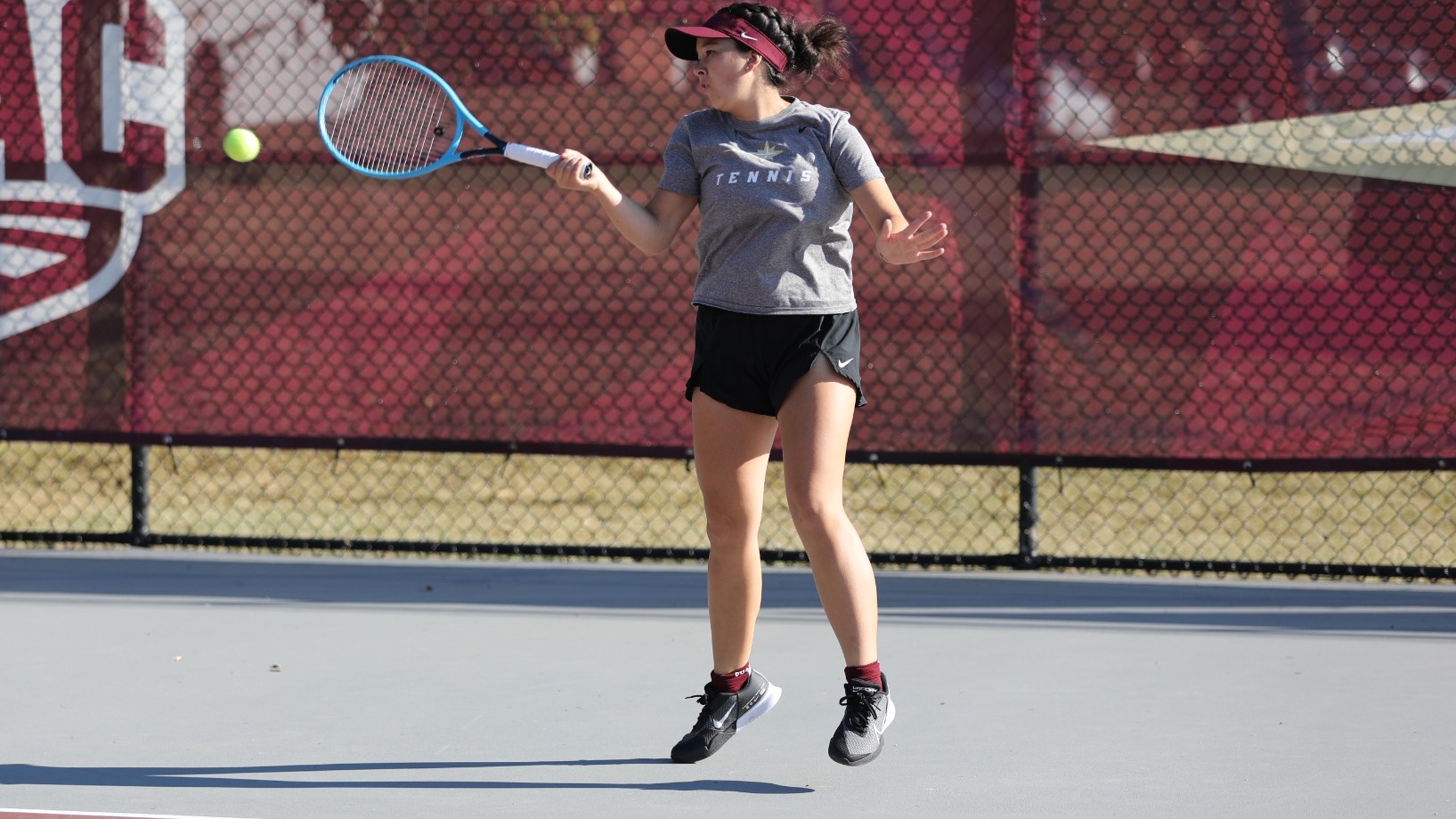 Women's tennis sweeps Manchester Earlham College