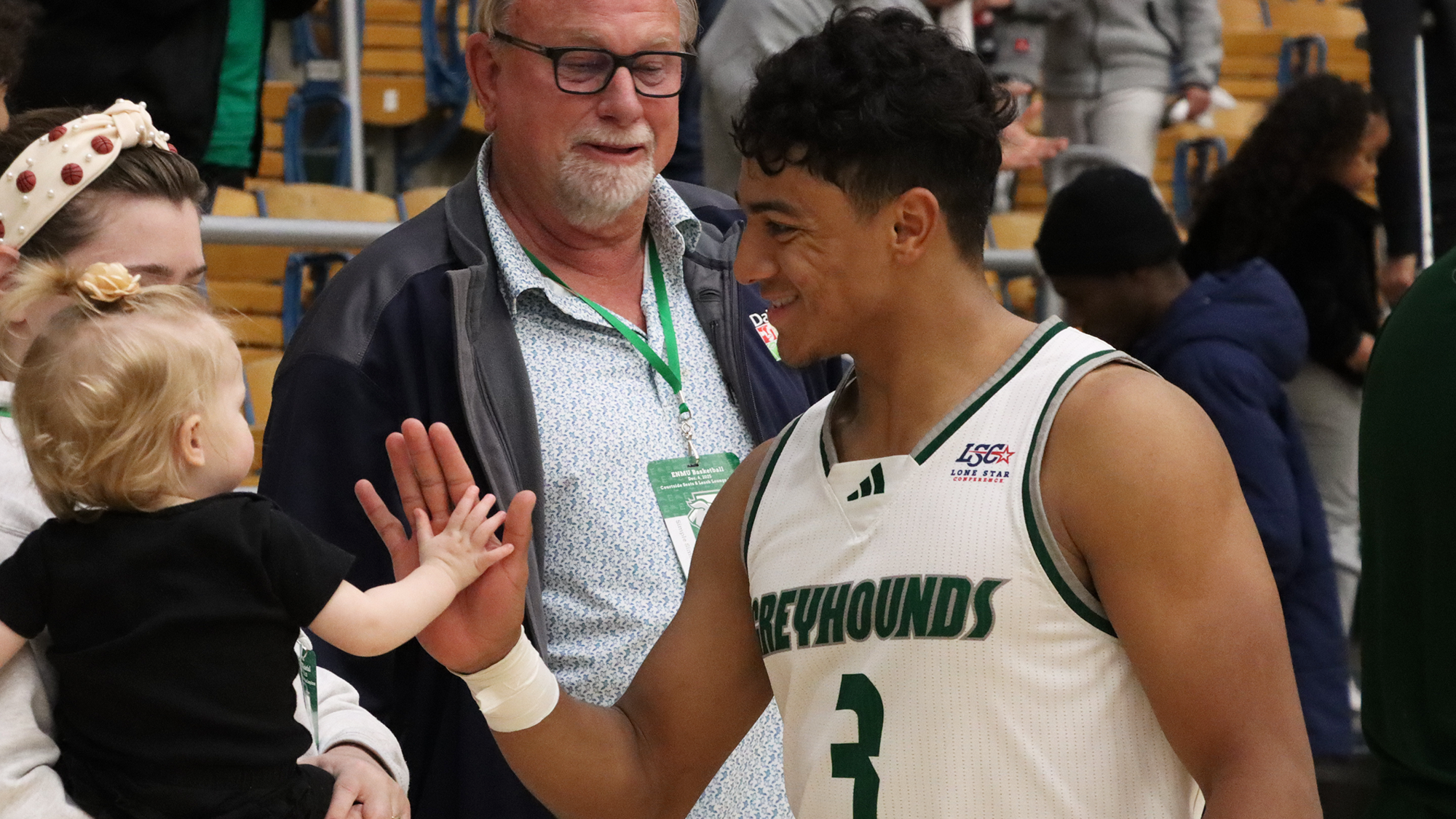 Austin_Mo_Fan_Interaction_2025_ENMU_Greyhounds