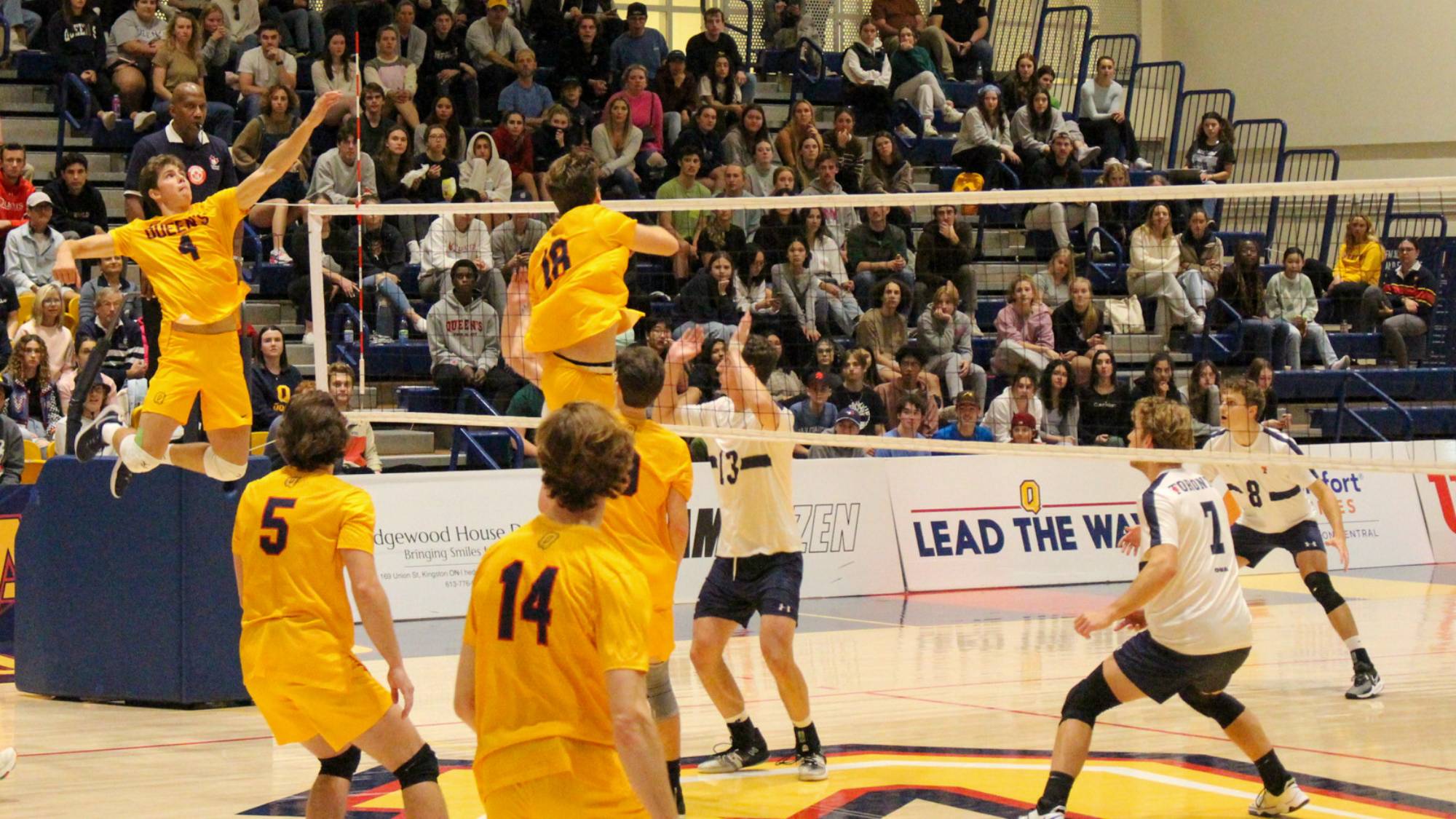 Queen's Men's Volleyball beat Toronto in straight sets to split weekend series Queen's